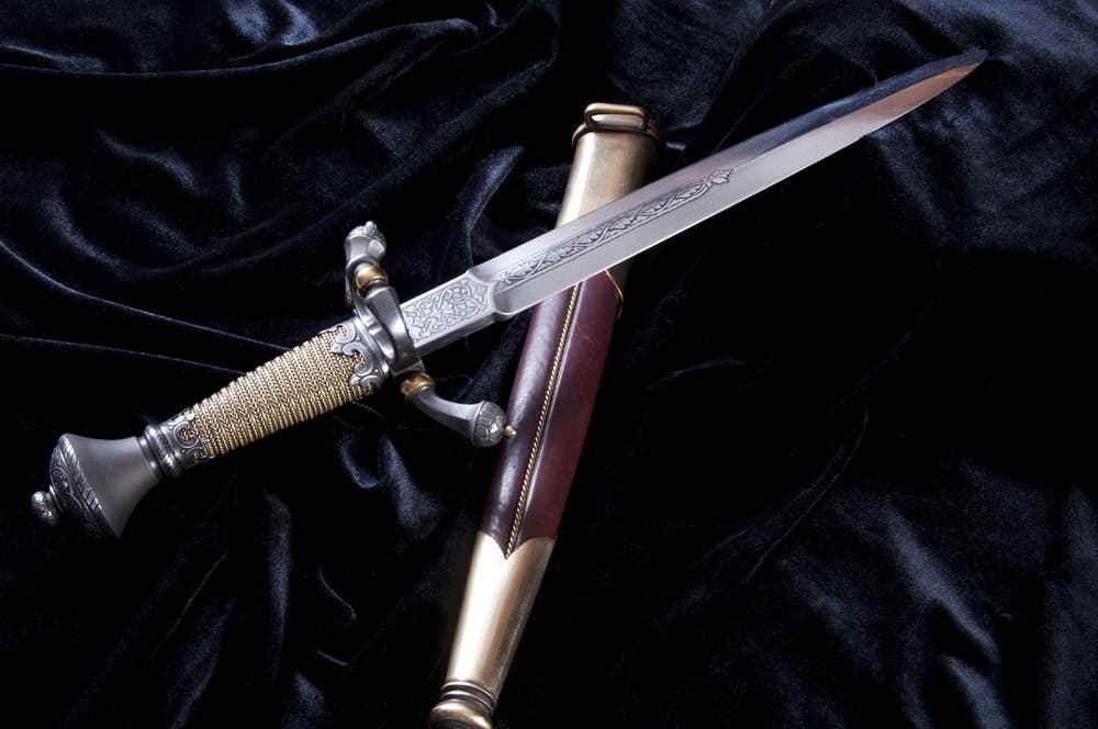 <b>DAGA (del 23 de octubre al 22 de noviembre)</b>
<br>La daga o cuchillo es asociada en la cultura gitana con la madurez. Se les da a los chicos cuando salen de la adolescencia y entran a la vida adulta. Se le relaciona con el poder, fortaleza. Si tienes pan y cuchillo a la mano, ya puedes darte por bien servido. Es gente que sabe afrontarse a la vida, con su carácter fuerte pero también obstinado e impulsivo.