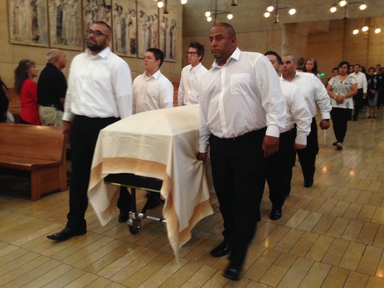 Una vez dentro del edificio, la misa fúnebre tomó un tono más íntimo y familiar.