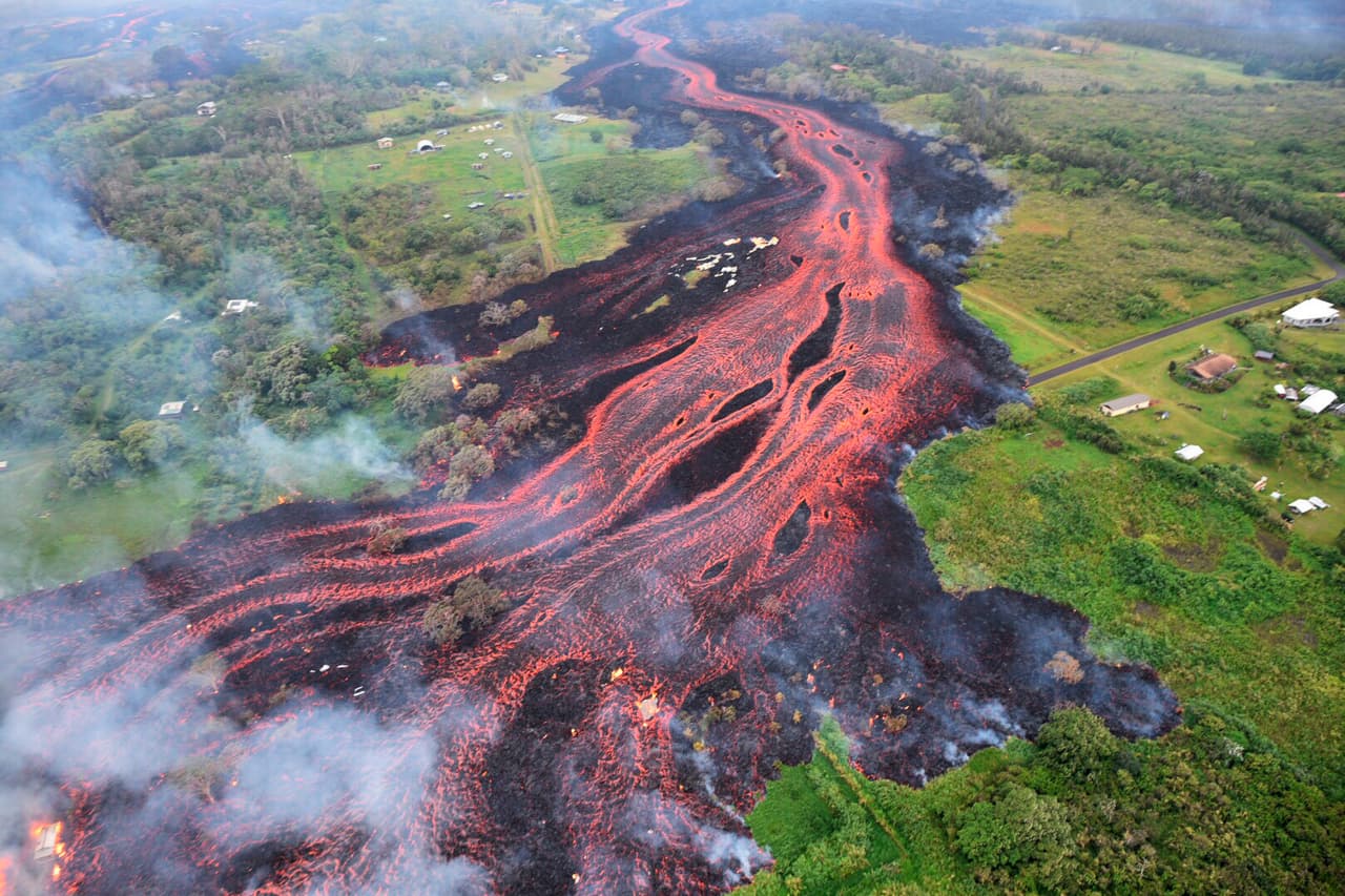 Tercer río de lava del volcán Kilauea alcanza el océano tras arrasar 2 millas en su recorrido
