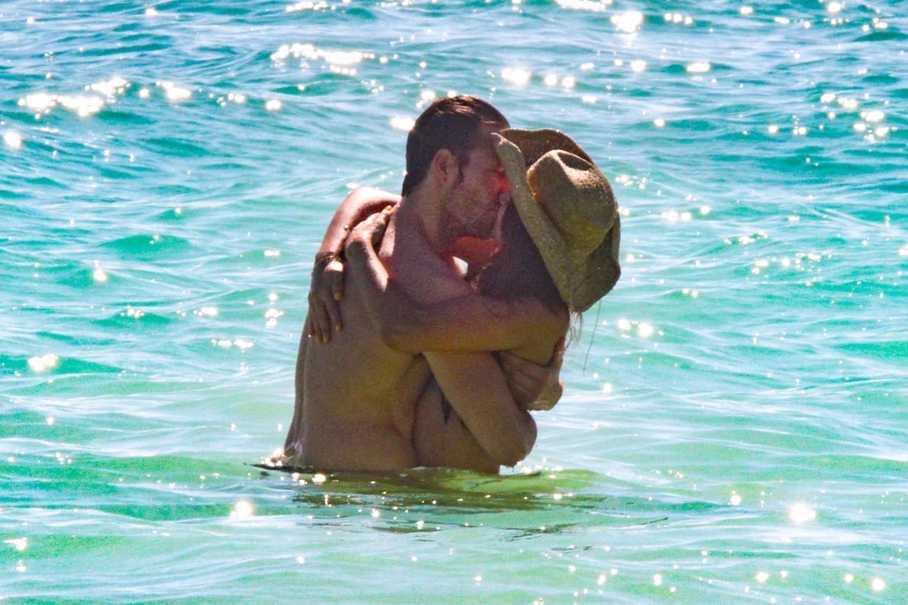 La actriz mexicana 
<b><a href="https://www.univision.com/famosos/eiza-gonzalez-piensa-que-quienes-la-odian-en-el-fondo-estan-orgullosos-de-ella-fotos">Eiza González</a></b> y el actor australiano 
<b>Luke Bracey</b> se aman.