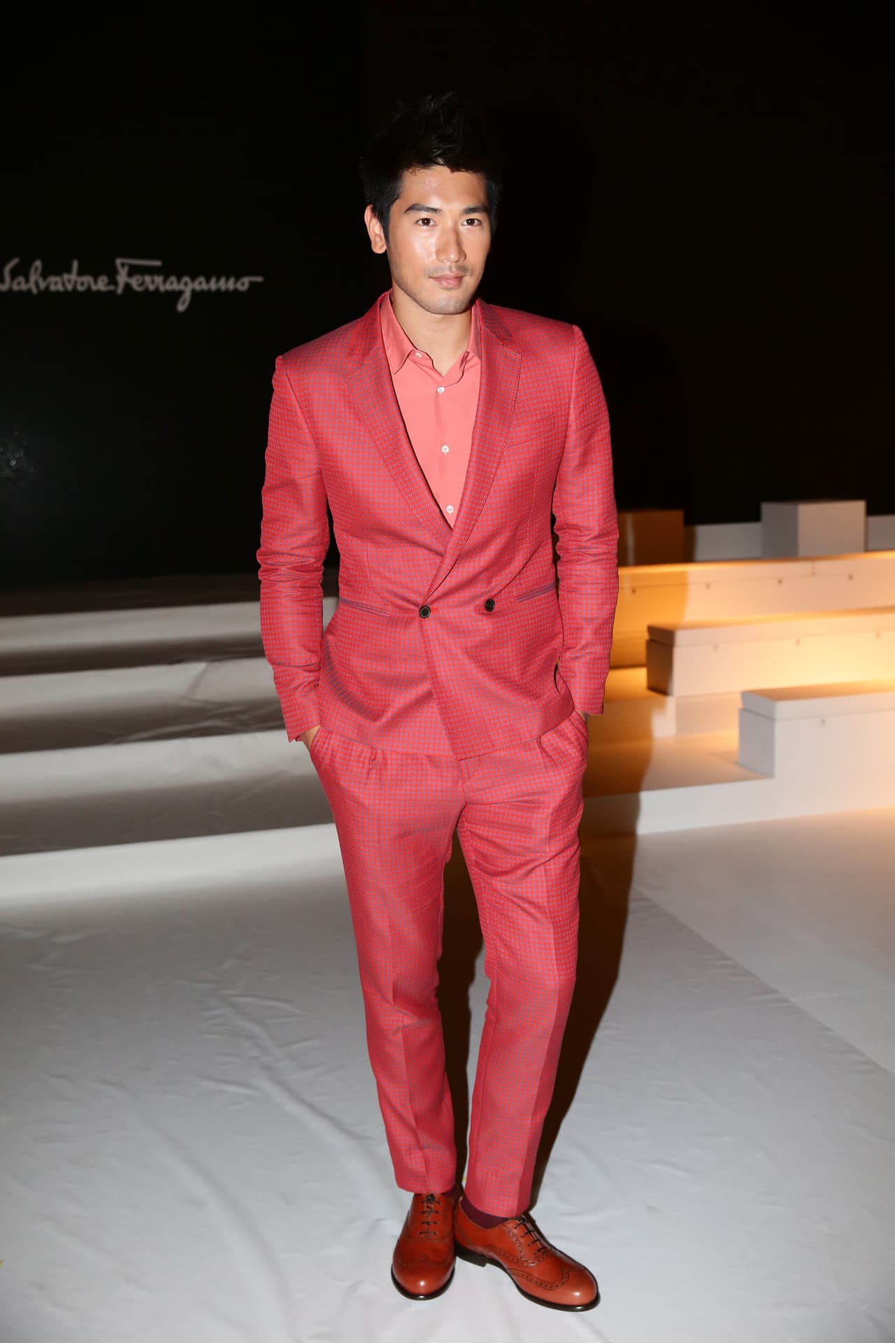 "En las primeras horas del 27 de noviembre, nuestro amado Godfrey colapsó mientras grababa en el set. Desafortunadamente, después de tres horas de esfuerzos de rescate médico, 
<b>nos dejó"</b>, dijo un portavoz de Jetsta.