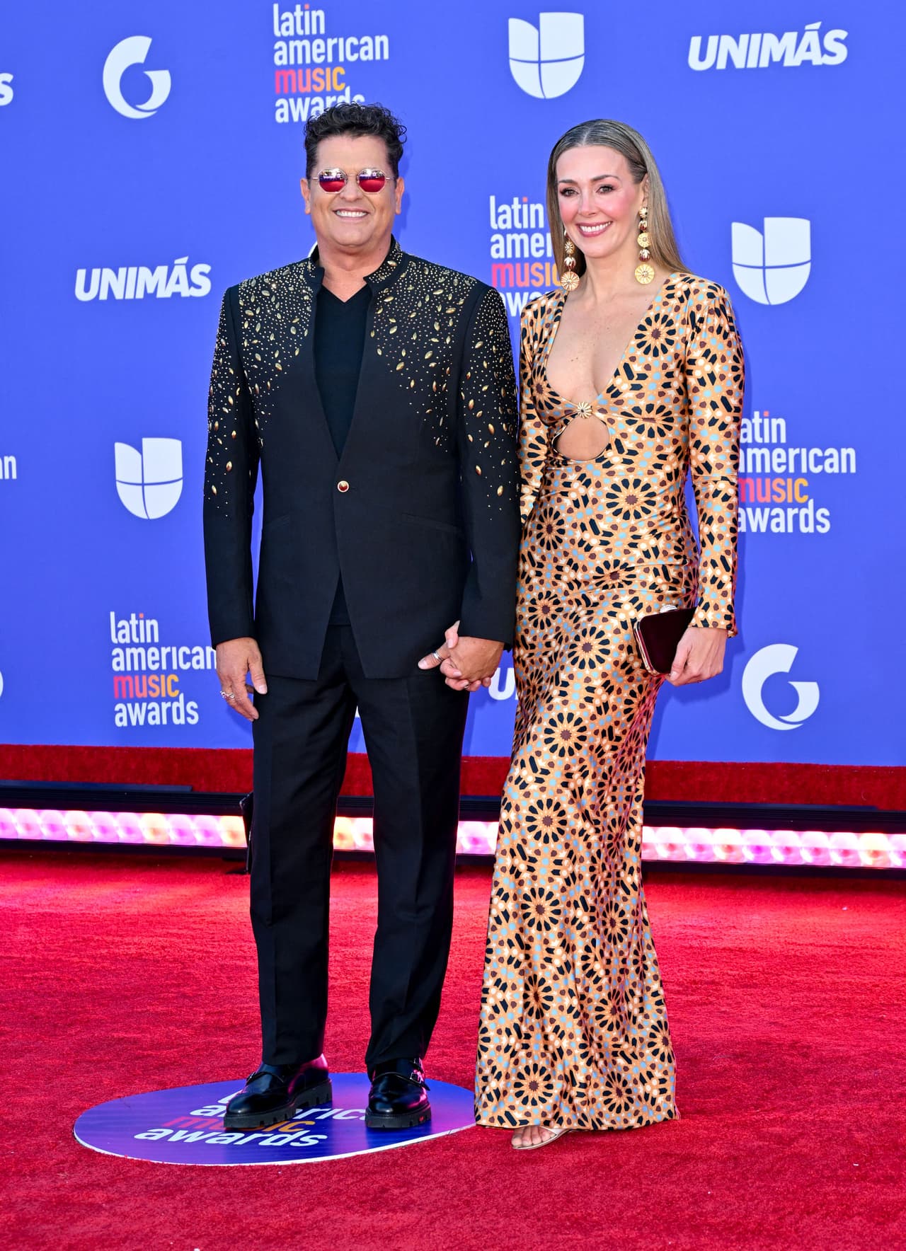 Carlos Vives y su esposa en la alfombra roja de los Latin American Music Awards 2023