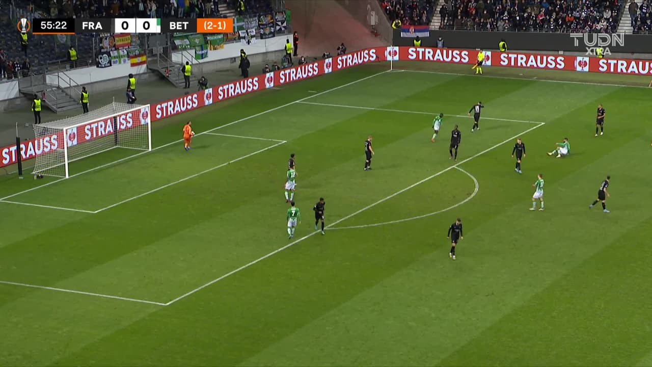 ¡TIRO ATAJADO! disparo por Nabil Fekir.