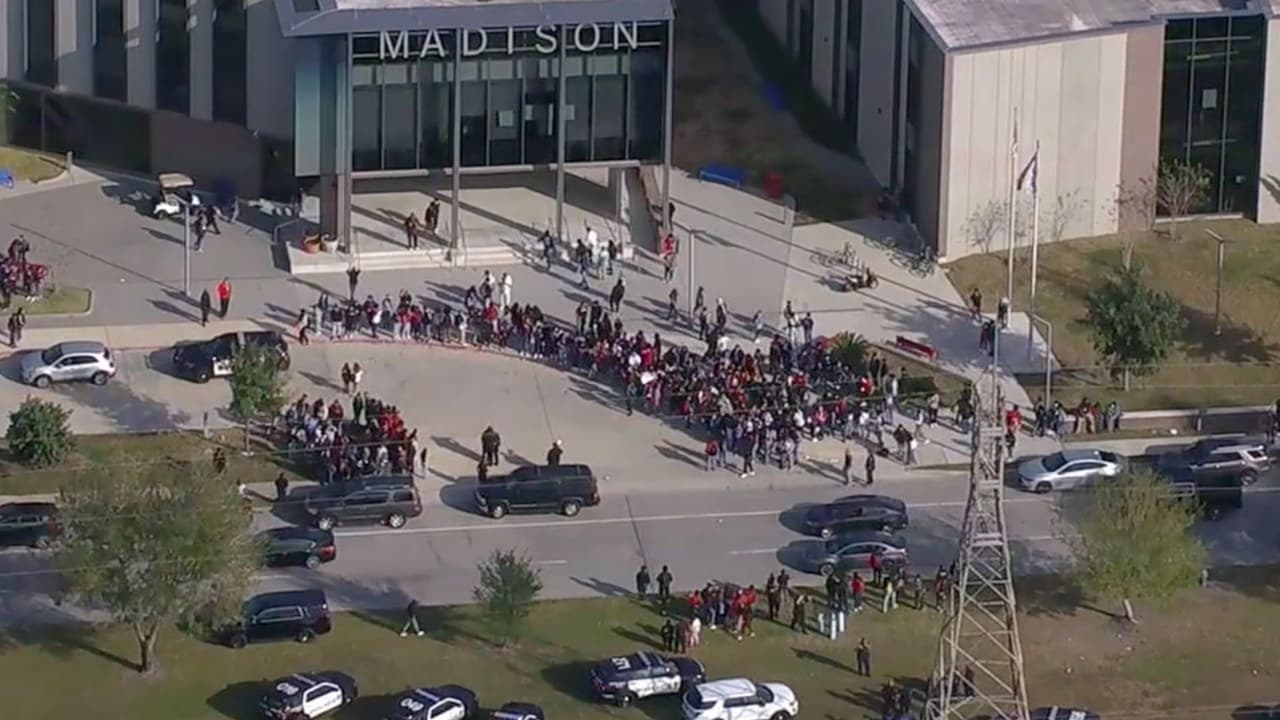 Se activa el modo seguro en la preparatoria Madison debido a informes de disparos afuera del campus