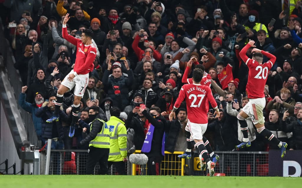 Manchester United se impone al Arsenal 3-2 en un partido emocionante para cerrar la J14 en la Premier League. Emile Smith Rowe, junto con Martin Odeegard anotaron para los Gunners, mientras que para los locales fueron Bruno Fernandes al 44' y Cristiano Ronaldo lució con dos goles, uno de ellos fue penal, para quedarse con la victoria.