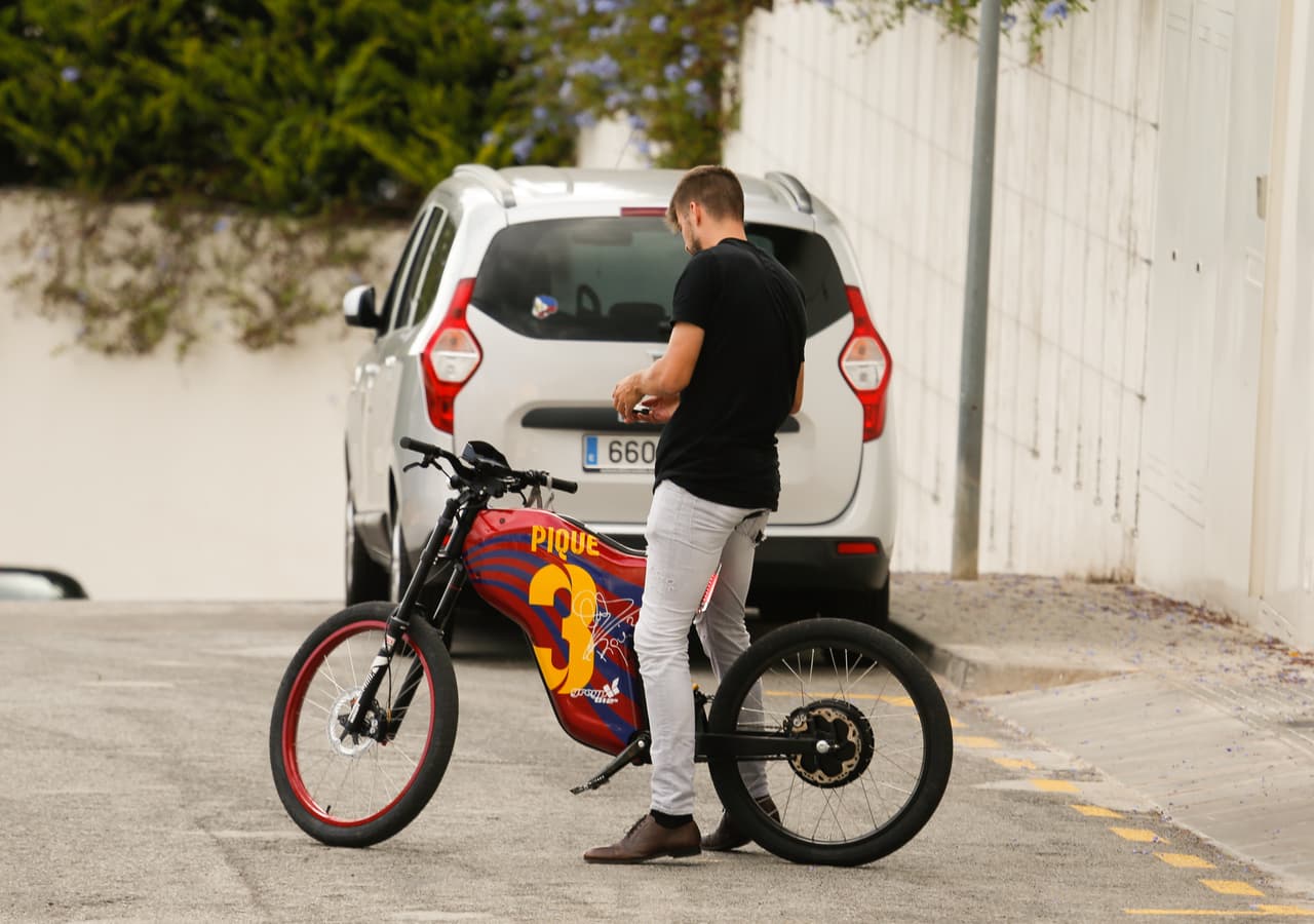 Photo © 2016 Quimi Ortiz/The Grosby Group EXCLUSIVE Barcelona, Sept 22, 2016 Soccer star, Gerard Pique arrives home driving a Barcelona FC customized bicycle after picking up his son Milan from school.