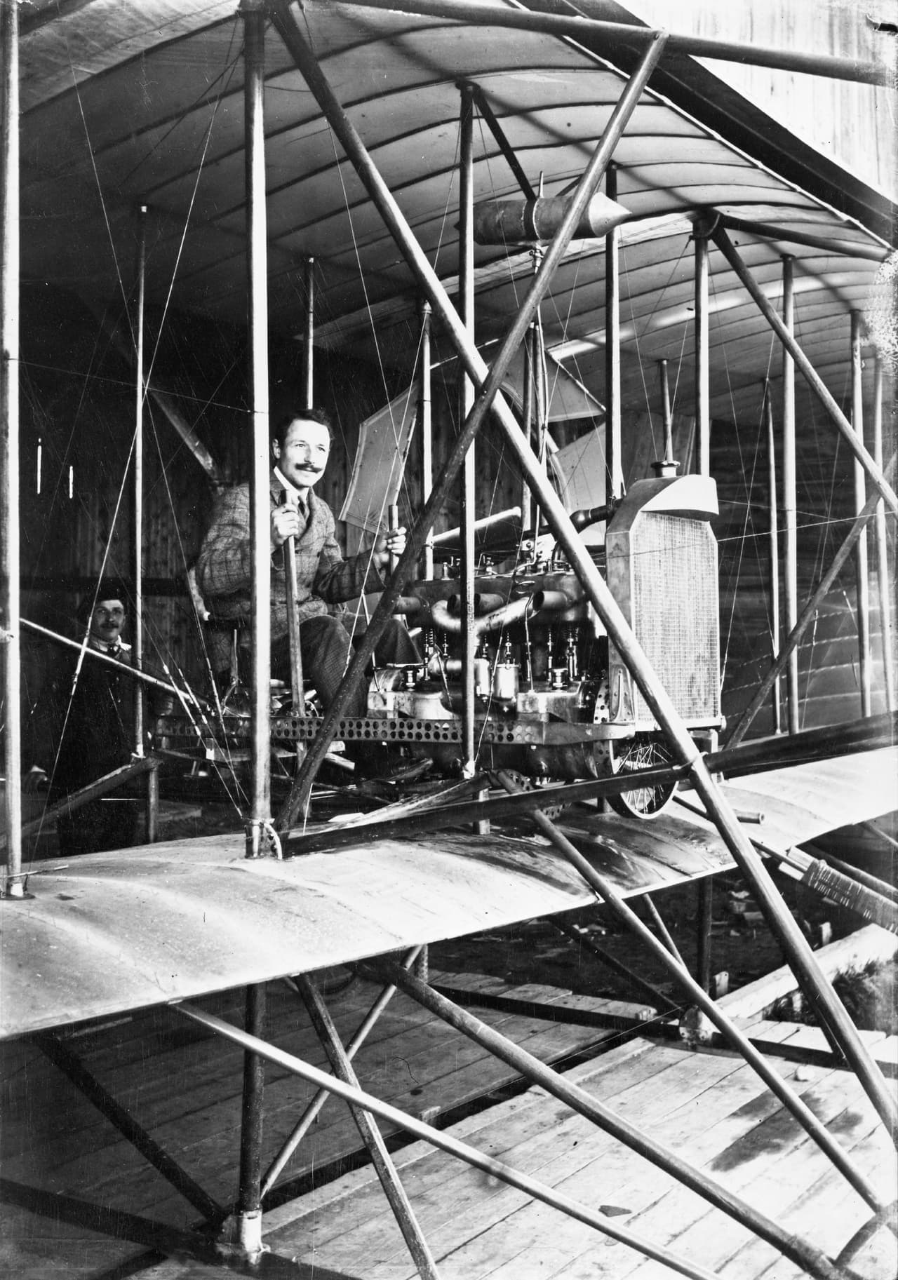 Desde sus inicios, Alfa Romeo dedico esfuerzos hacia innovación. En esta imagen puedes ver un avión biplano ensamblado usando tubos de bicicleta en la fabricada de A.L.F.A. en Portello (Milán) usando el motor del 24 HP.