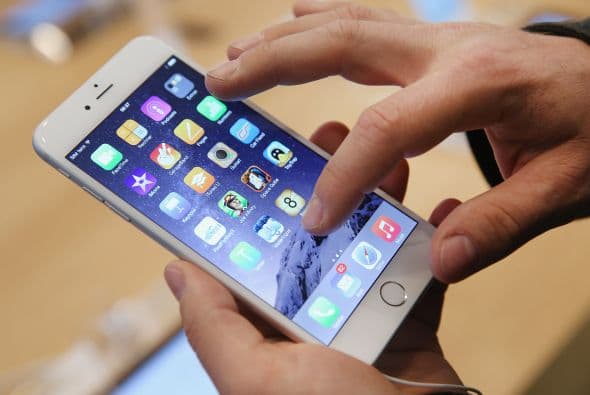 Un comprador prueba el nuevo iPhone 6 en el primer día de ventas en Alemania.