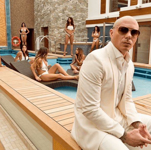 Sin duda una de las cosas que más verías con él, son mujeres hermosas además de muy buena música.