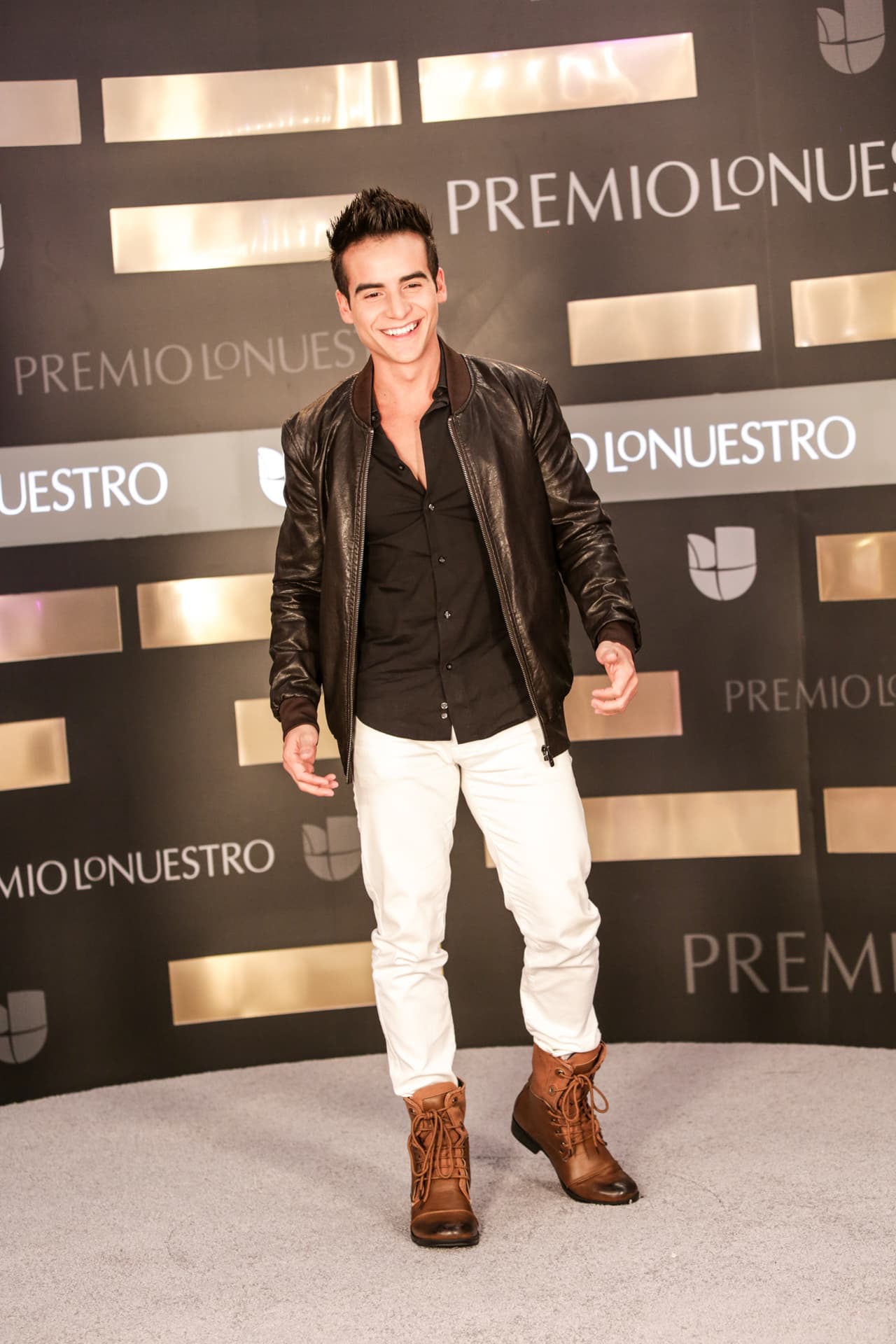 El cantante se veía muy bien, aunque su atuendo no era tan formal.