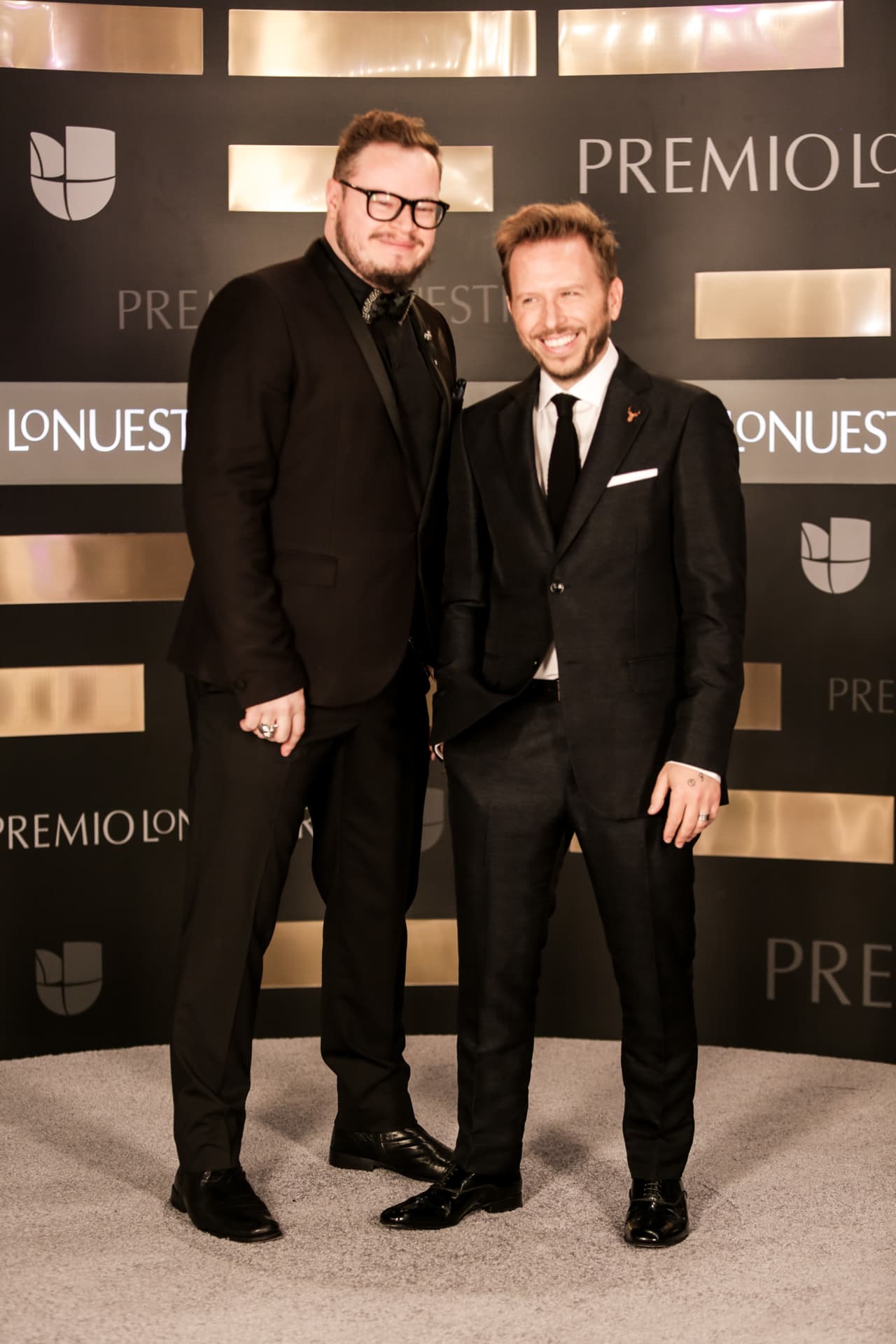 Noel y Leonel, de Sin Bandera llegaron guapísimos a Premio Lo Nuestro.