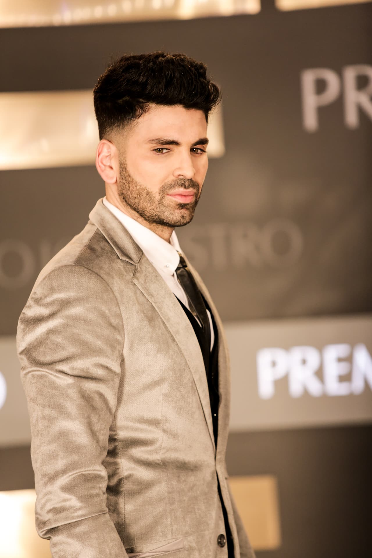 ¡Qué porte el que tiene este hombre!