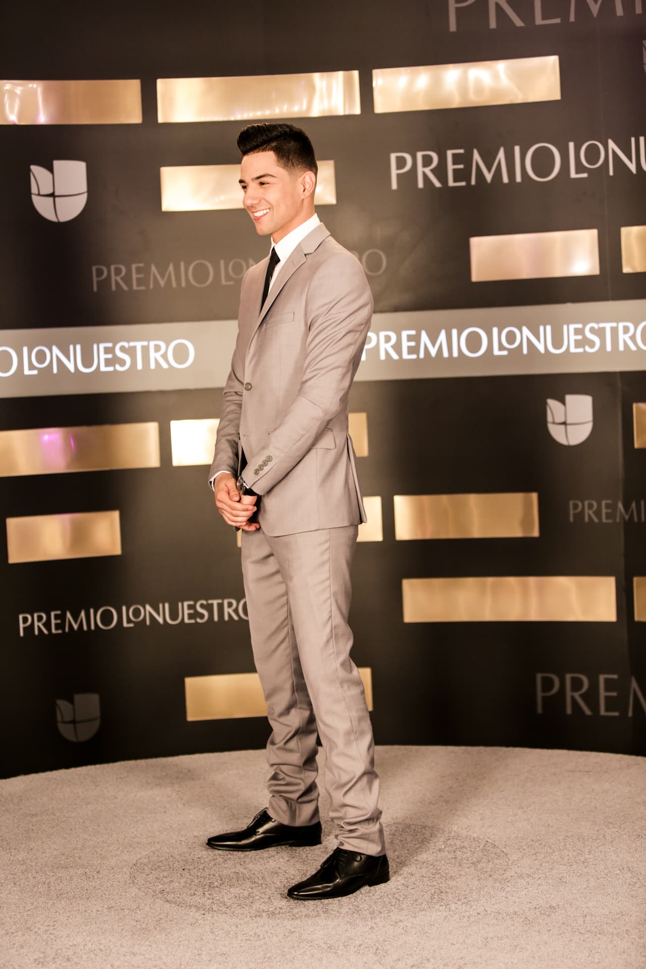 El cantante eligió un traje claro, pero que se le veía fantástico.