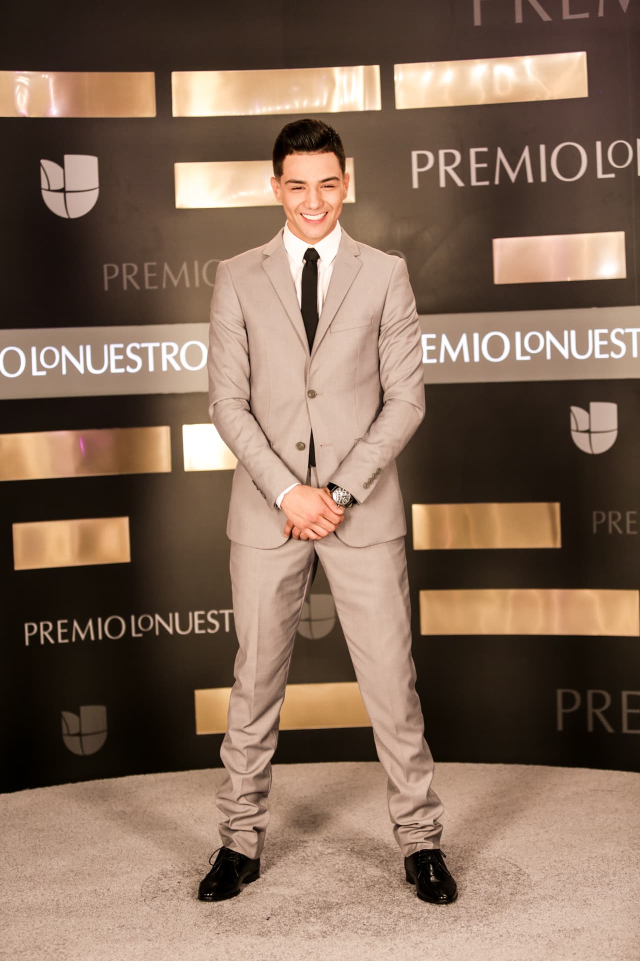 Tiene una sonrisa que conquista.