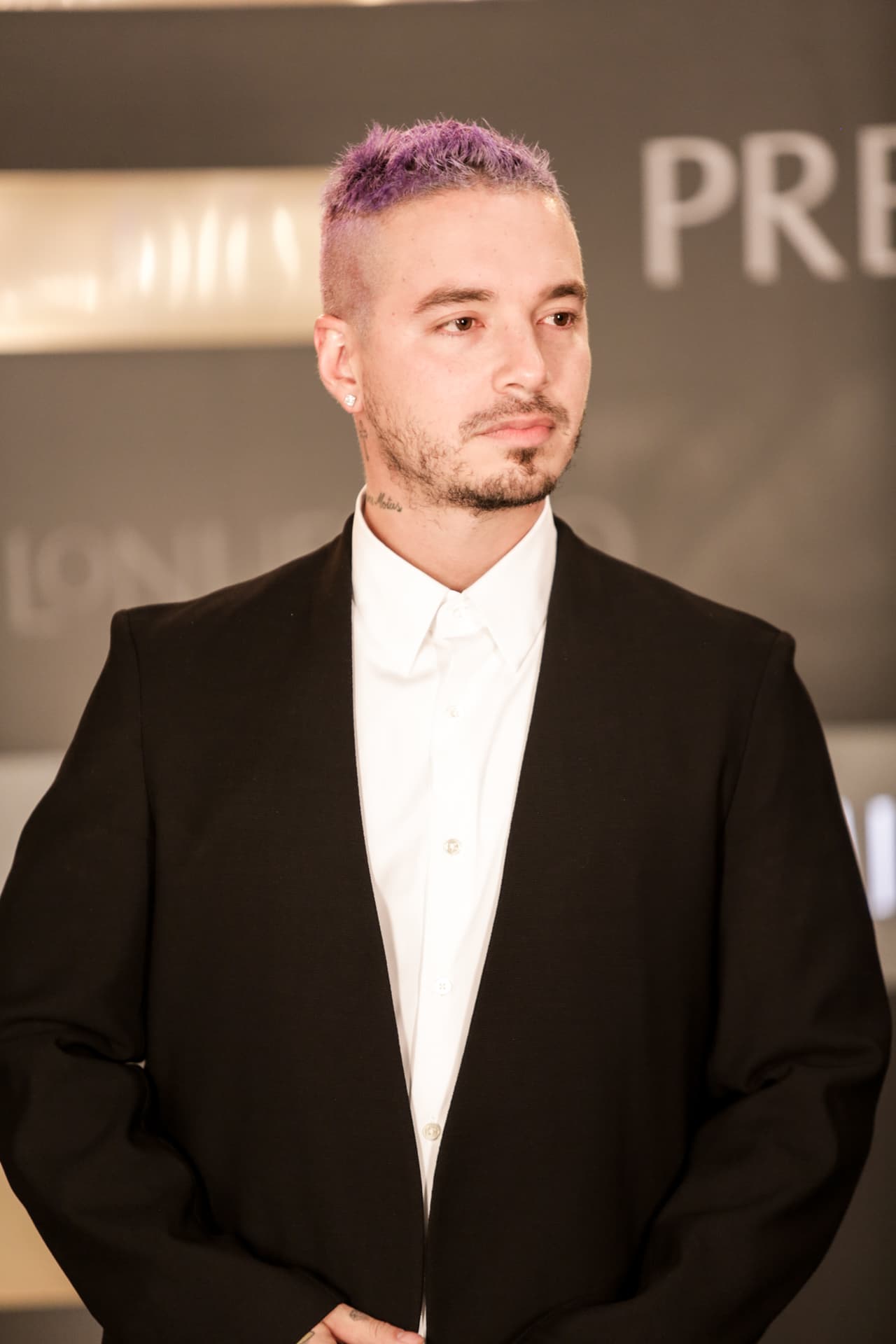 J Balvin se lució con un traje negro, sin corbata ni moño, pero con muchísimo estilo.
