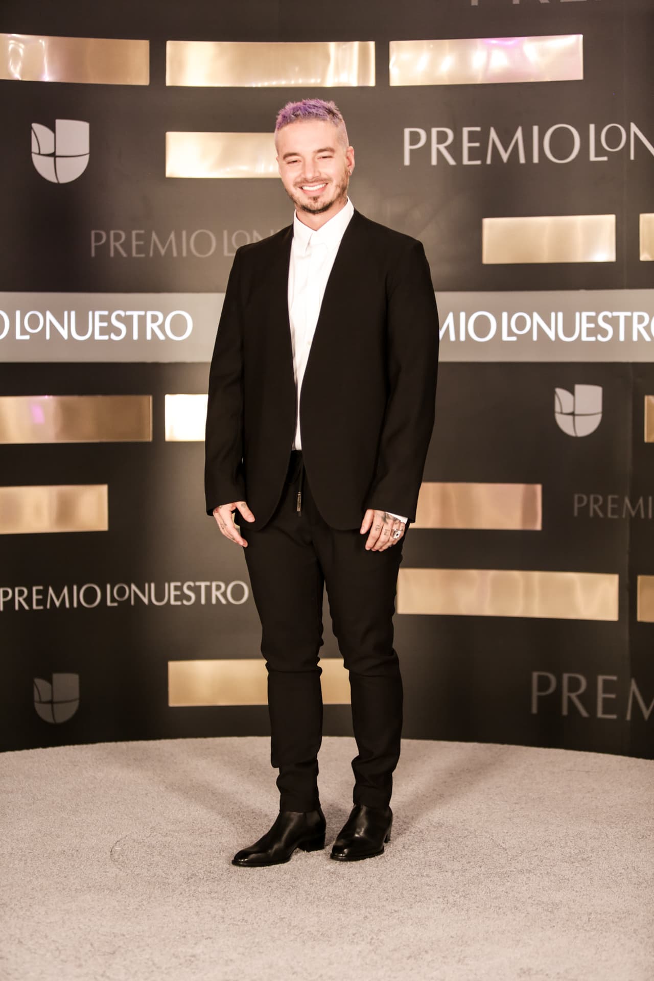 Su sonrisa y claro, su cabello son de lo más atractivo.