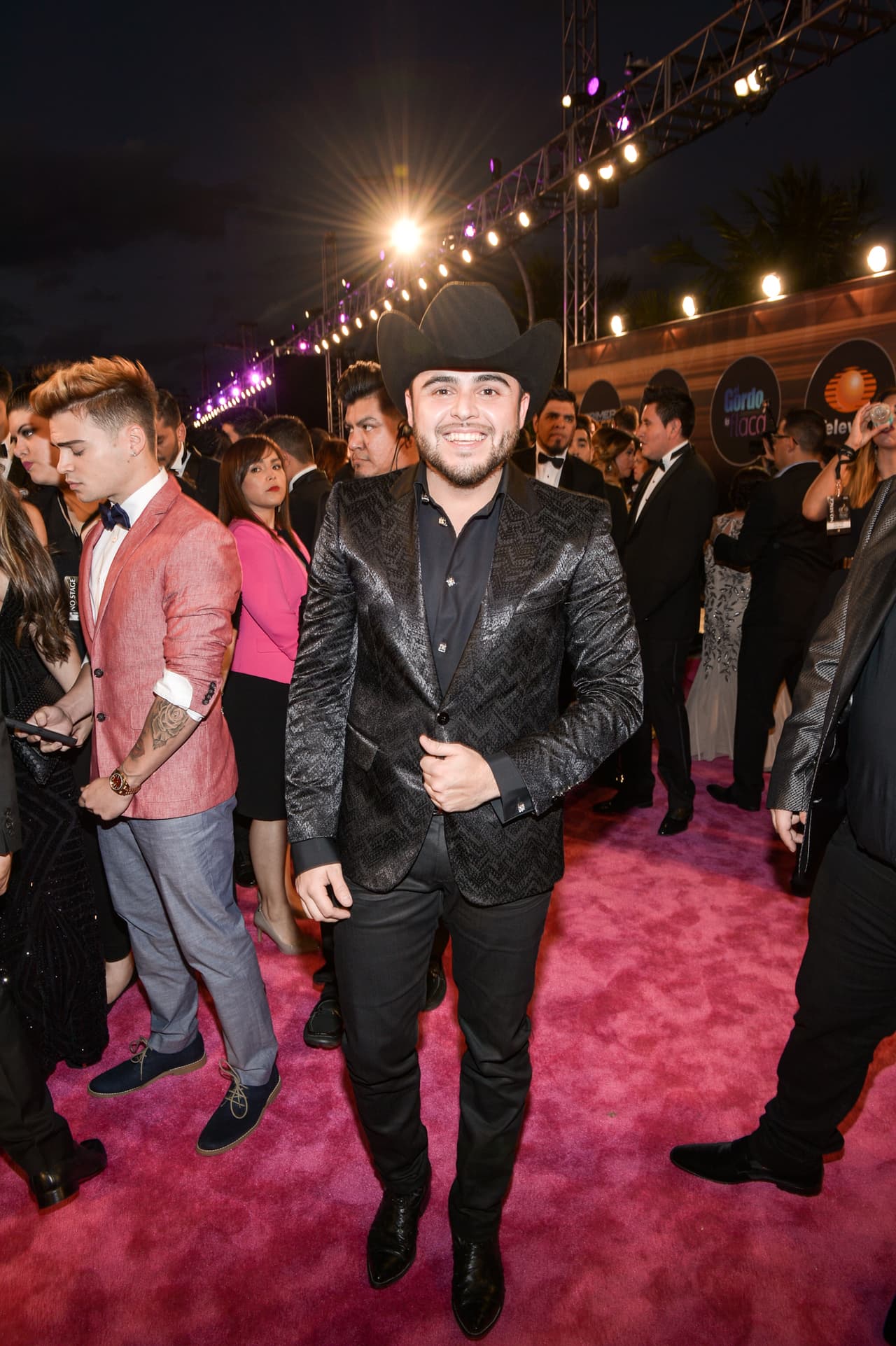 Gerardo Ortiz con todo su outfit súper ranchero, pero eso sí, muy elegante. Se veía muy bien.