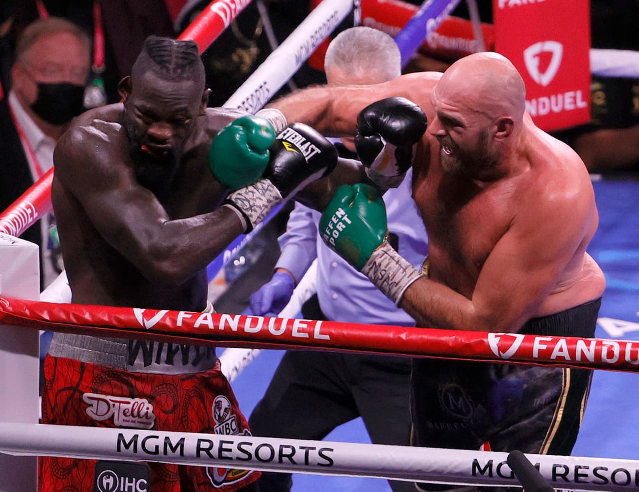 PELEA DEL AÑO: Tyson Fury vs. Deontay Wilder III. La tercera entrega de la rivalidad superó por mucho las expectativas y revivió los años de gloria de la categoría reina del boxeo.