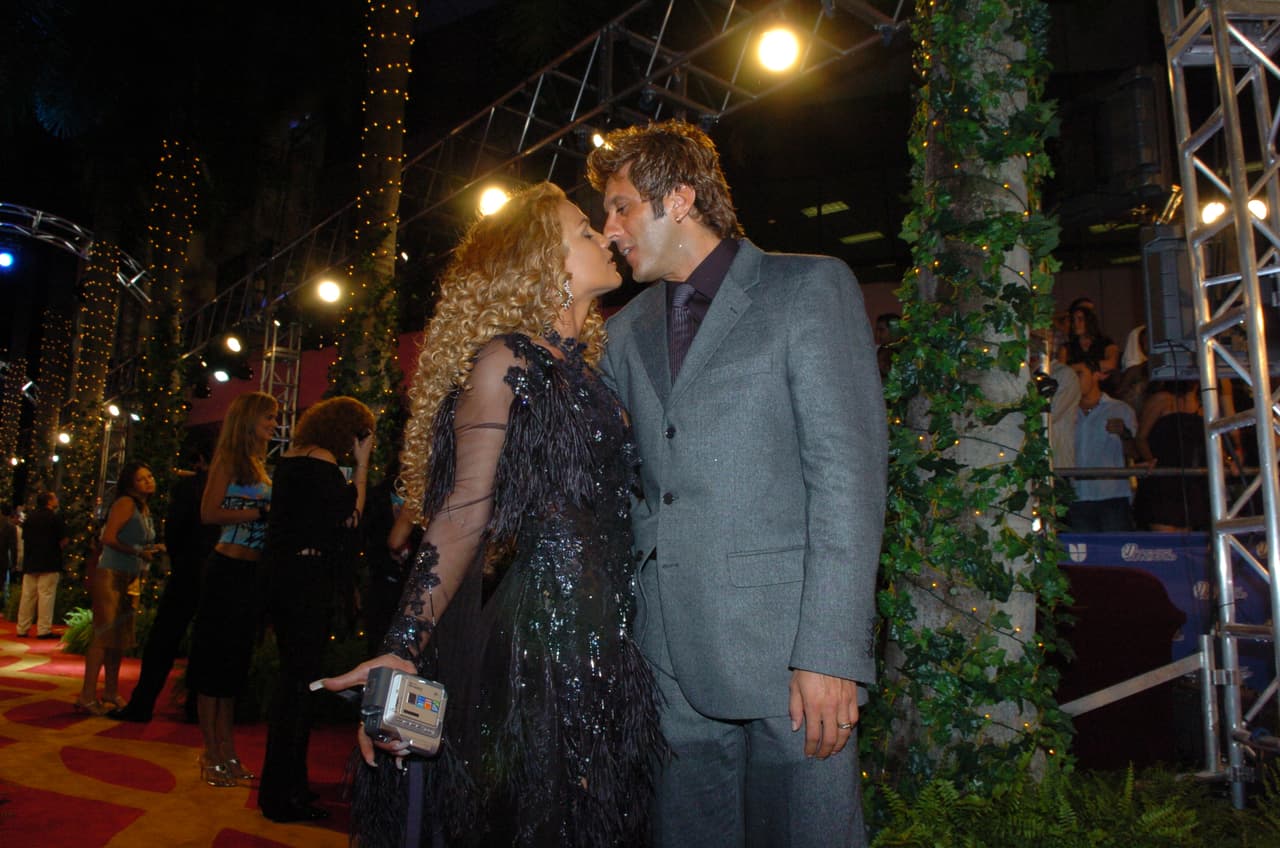 En el primer año de Premios Juventud, 
<b>Niurka Marcos</b> y su entonces pareja, 
<b>Bobby Larios</b>, dejaron grabado su paso por la alfombra con un beso. Larios fue la manzana de la discordia entre ella y el productor Juan Osorio. Eran llamados la 'pareja escándalo'.