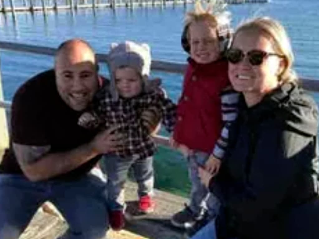 Sisto, de 39 años, deja una esposa y dos hijos, de 5 y 3 años, según su familia. "Perdimos a un buen hombre hoy", dijo David Sisto Sr. sobre su hijo a medios locales. "Era una persona muy buena y cariñosa".
<br>