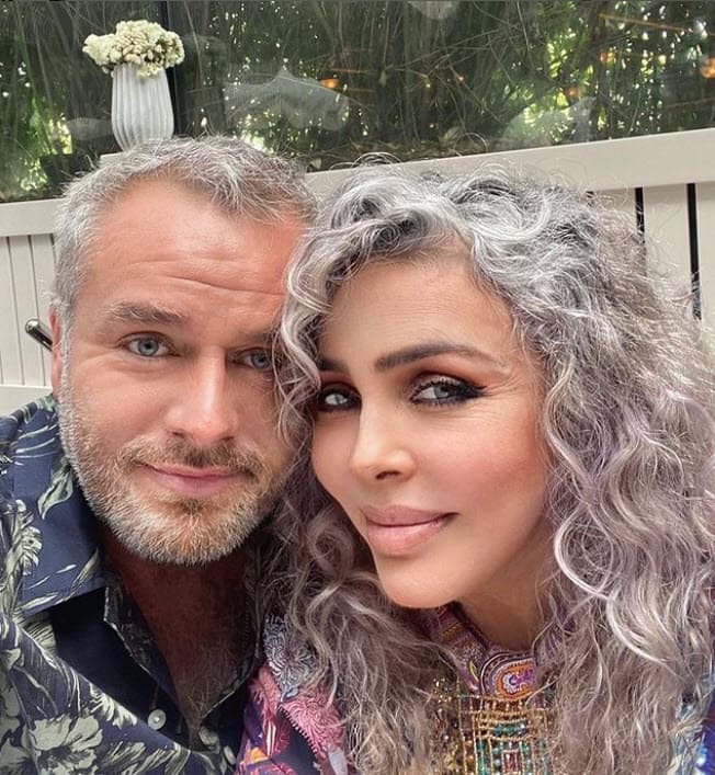 La mamá de Cristian Castro colgó esta foto junto a él y escribió: "
<b>Feliz cumpleaños a mi amado hermano</b> y productor José Alberto". 
<br>