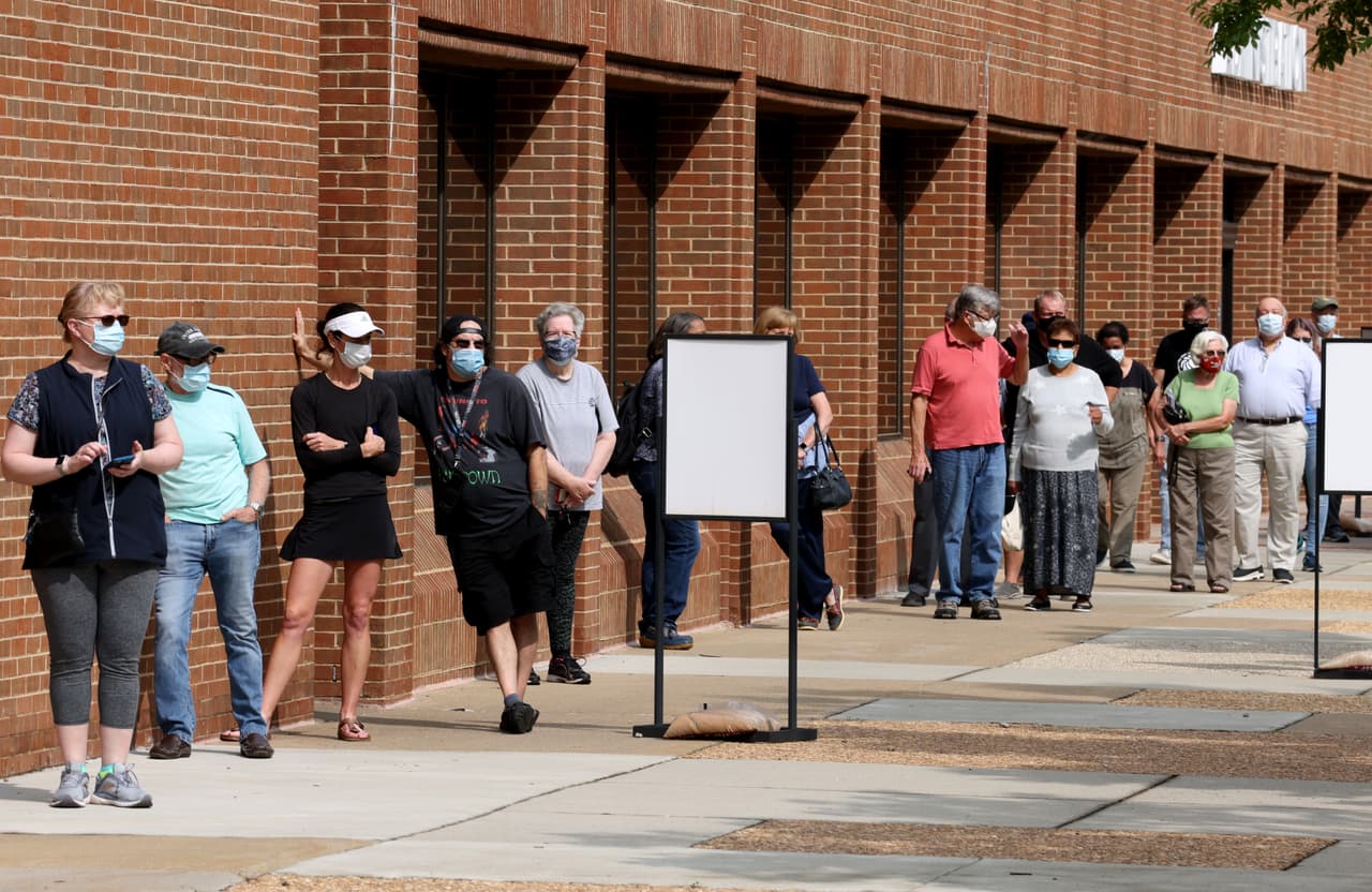 <a href="https://nam04.safelinks.protection.outlook.com/?url=https%3A%2F%2Fu7061146.ct.sendgrid.net%2Fls%2Fclick%3Fupn%3Dmpkt3et7aBhE1y7FXZskzhL4wDKbdcX-2FL-2BAhpHlj-2Fofn9pqU8wZjLkF4qTcRMiJCtrsrm8L242zCkyAjxPecRwAUMMnD5jcAuMd43q7y-2FhN5Peqp-2Bhp0vMS4vOoze3ykWH2hfqXHRK7IK1jYMYLadA-3D-3D0oy4_bCw6Pu-2F0AED53q04SgIGJHjAHzBcqmq84bRYZNLUEbq2tn6Zr-2Fo-2B8Gt277d9L1e7G-2FaSwWoER1o8psg7Gbvf5SQxugAAra9z-2B3rSZN08oxJ72e1pSX0Y272zJbl3CAfo9I2cmKwO4FII7M0bq-2BeqevPnWgdj5JqHkVWVd9STXcKV9Ljt9cLsLsThT8EOlB94shrd3eNRCD-2BvFssNyUeQ5ovnqIJidUdpGHCPXiWx1N7MivaXT017dYwwF3AVY5sTO4KWSTjs4t2OOQS8-2F7xFIwZwReBibcdUwFXtAB0tG-2BjnAPG-2Bj6J5-2FEAYSoURRDlU-2B-2FNKVMXTVwcW-2Fk5T6l05CoxoWGf9F-2BA7wJC4Ik1r-2BBrg0WpfIL8GwE-2Bl-2F-2FT2mKag&data=02%7C01%7Cjviloriabujosa%40univision.net%7C40d8acbe515d4823175108d86f6f8b34%7C91ff98f7aa664cf39617b5c4f409c51d%7C0%7C0%7C637381872237224182&sdata=xnVuqMt78lsBFBIZ7VghYecPDWDvujWfdPxnq2iJ2po%3D&reserved=0">W.O. Council Gym</a>, 106 N. Ennis St., Fuquay-Varina. 
<a href="http://www.wakegov.com/elections/info/early/Pages/default.aspx" target="_blank">Para más información ubique su centro electoral aquí.</a>