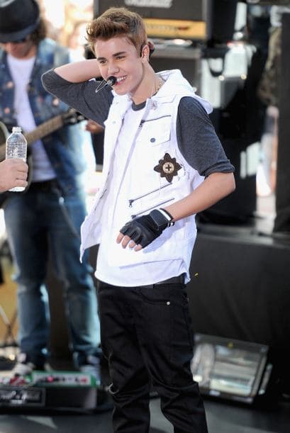 A sus 18 años de edad, Bieber ha vendido más de 12 millones de discos desde su debut en 2009 y cuenta con 21 millones de seguidores en Twitter, sólo superado por Lady Gaga.