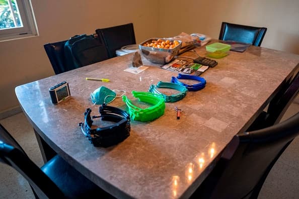 Marcos para caretas impresos en 3D recientemente acabados.