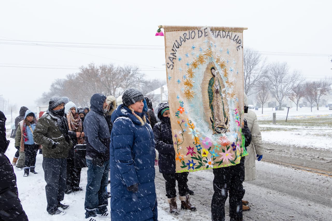 Desde muy temprano, familias, migrantes y devotos iniciaron las celebraciones que marcan el inicio
<a href="https://www.univision.com/local/chicago-wgbo/escultura-realista-de-la-virgen-de-guadalupe-comienza-su-recorrido-por-estados-unidos" target="_blank">del mes guadalupano</a>, un periodo de intensa actividad religiosa que moviliza a miles de personas en la región.