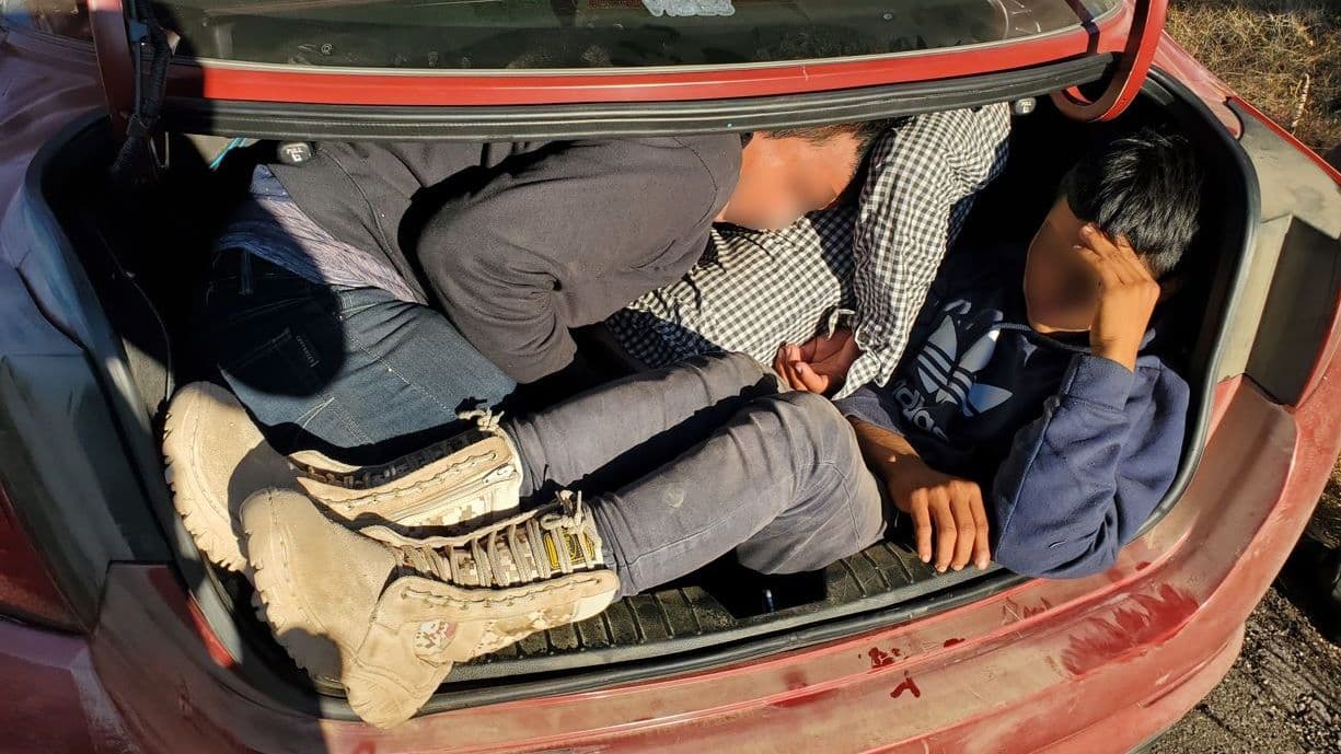 "Los sedanes tienen capacidad para cinco pasajeros, no doce": Patrulla Fronteriza. Agentes de la estación de Sonoita detuvieron a un vehículo cerca de Nogales y encontraron a doce personas.
