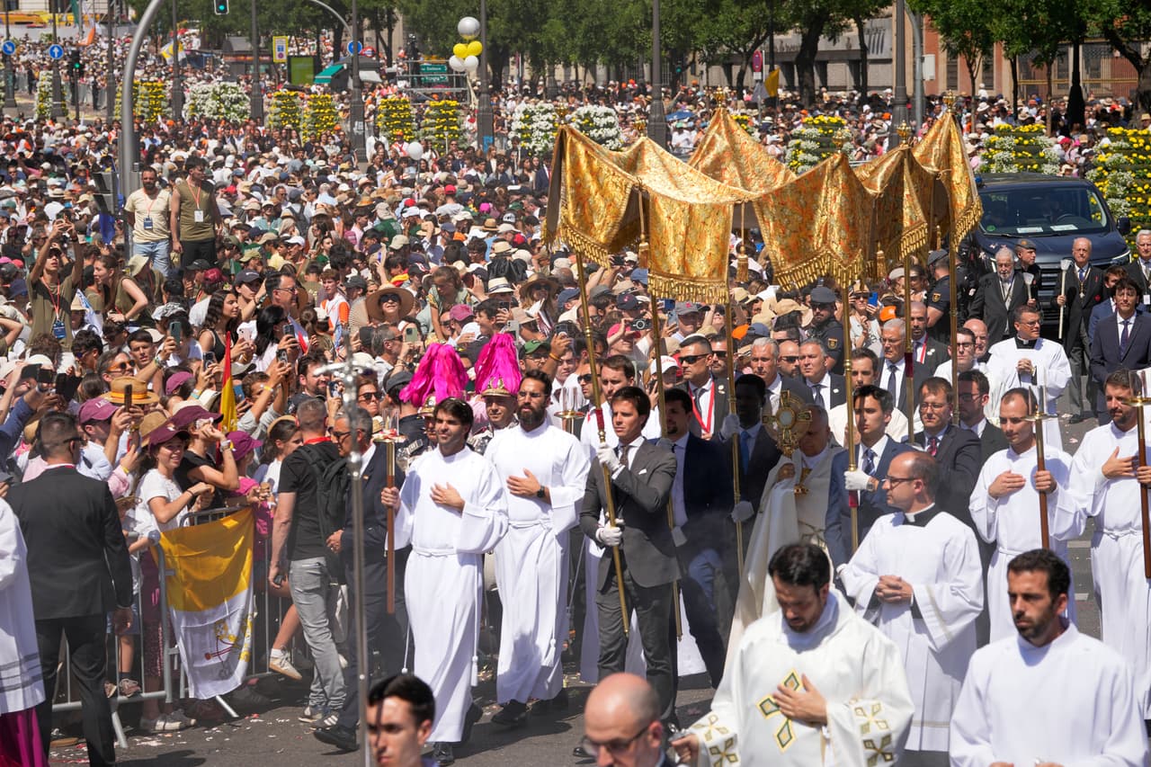 La multitud vitoreó y gritó “¡Esta es la juventud del papá!” cuando León llegó a la misa en una plaza céntrica de Madrid. Dio vueltas por la plaza y las calles aledañas en su papamóvil ante las personas ansiosas por presenciar la primera visita papal en 15 años.