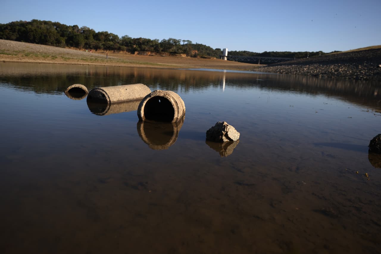 A pesar de que las fuertes lluvias del 2019 llenaron los depósitos y reservorios, los últimos dos años no fueron igual de fructífero, y los
<a href="https://www.univision.com/local/los-angeles-kmex/incenso-calor-sequia-incendios-los-angeles-ventura-national-weather-service-1">suministros almacenados se están acabando</a>.