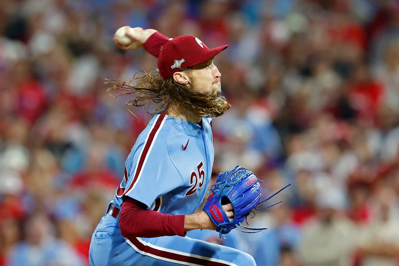 Matt Strahm # 25 de los Phillies de Filadelfia lanza en la novena entrada contra los Bravos de Atlanta