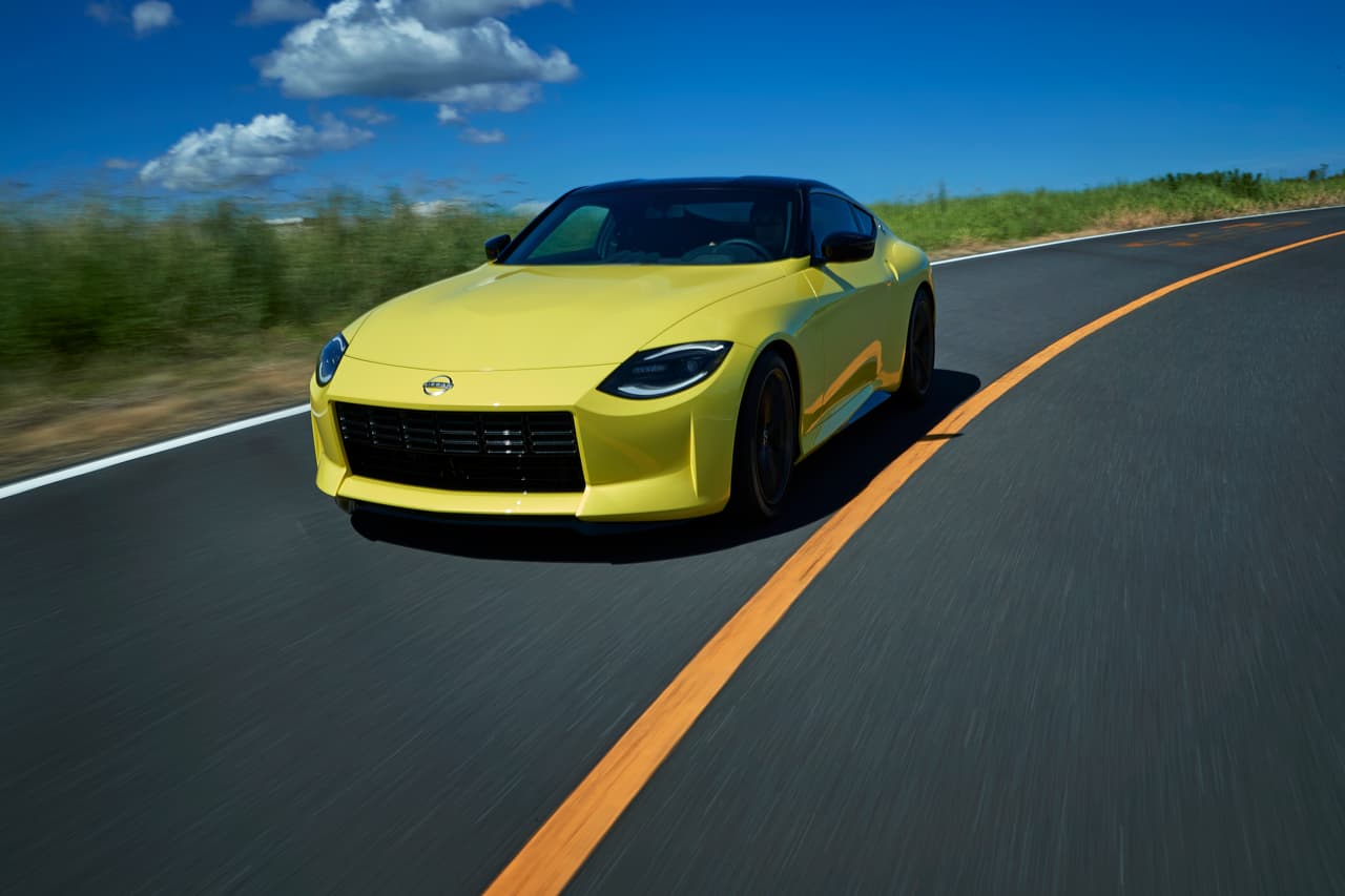 Por el frente, la forma del capó y los faros son un recuerdo directo del Z original, mientras que su parrilla rectangular es similar a la del modelo actual.