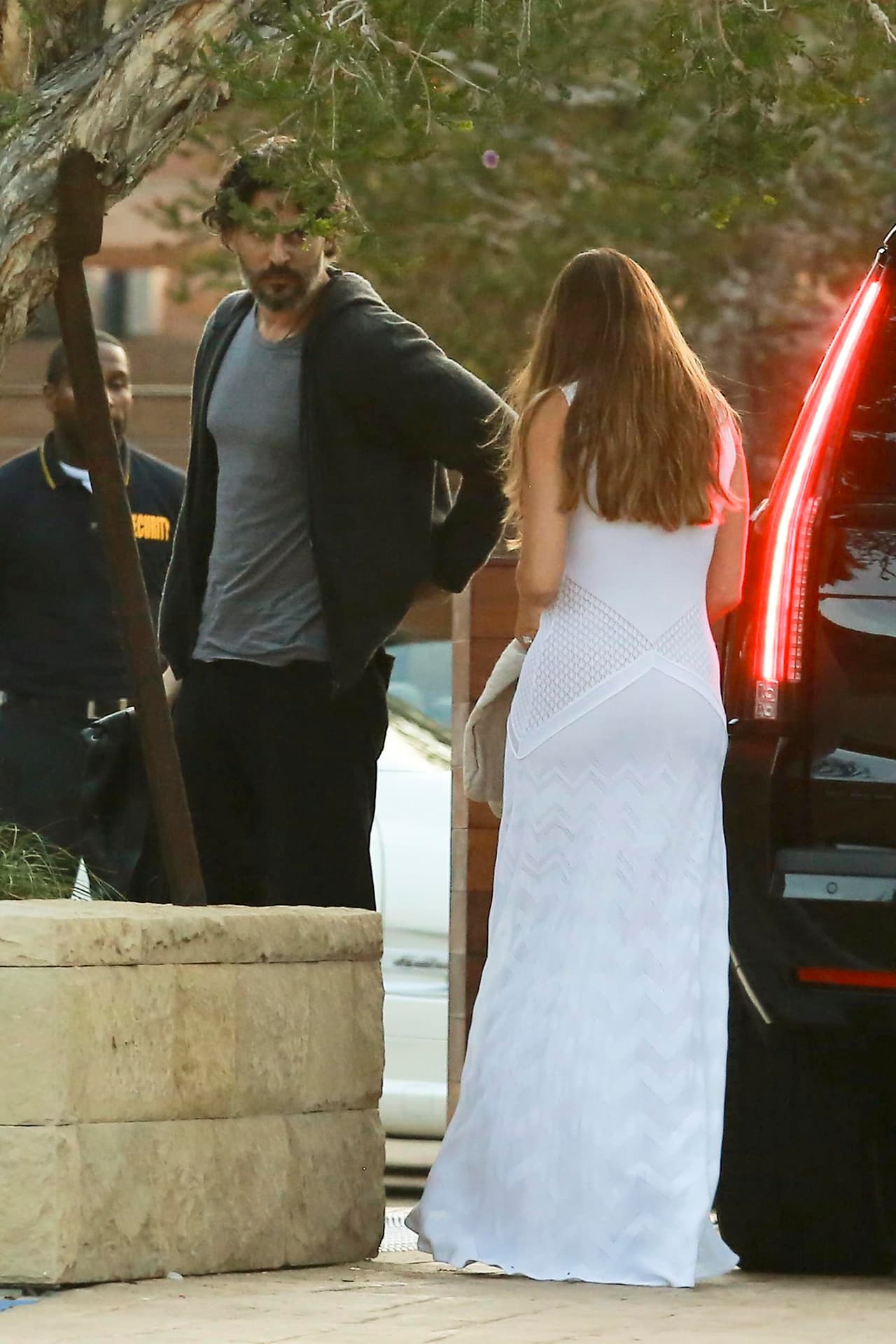 Joe iba muy informalito, y esperó a su esposa.