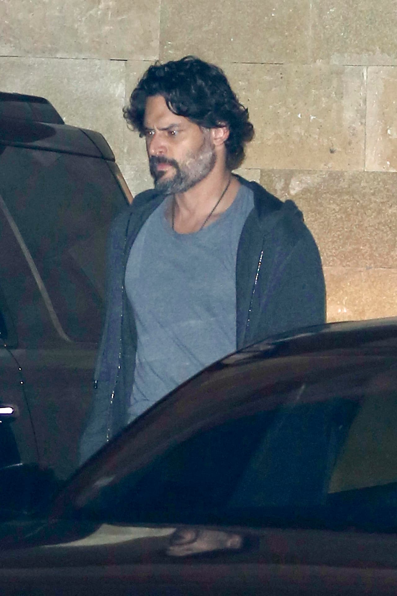 Joe también se ve un poquito molesto.