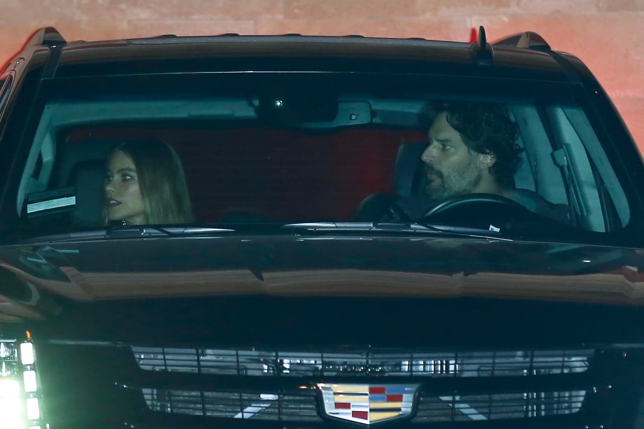 A su salida del local, en su camioneta.