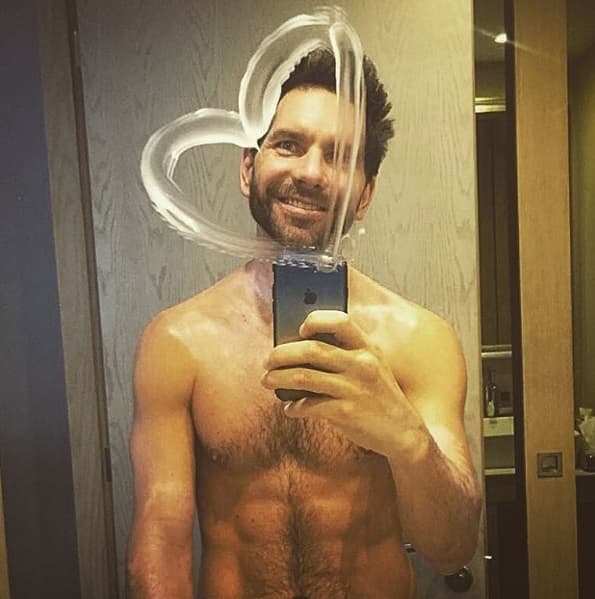 El apuesto actor keniano de origen alemán y chileno tiene una gran noticia para sus fanáticas. Muy pronto sabrás de qué se trata.