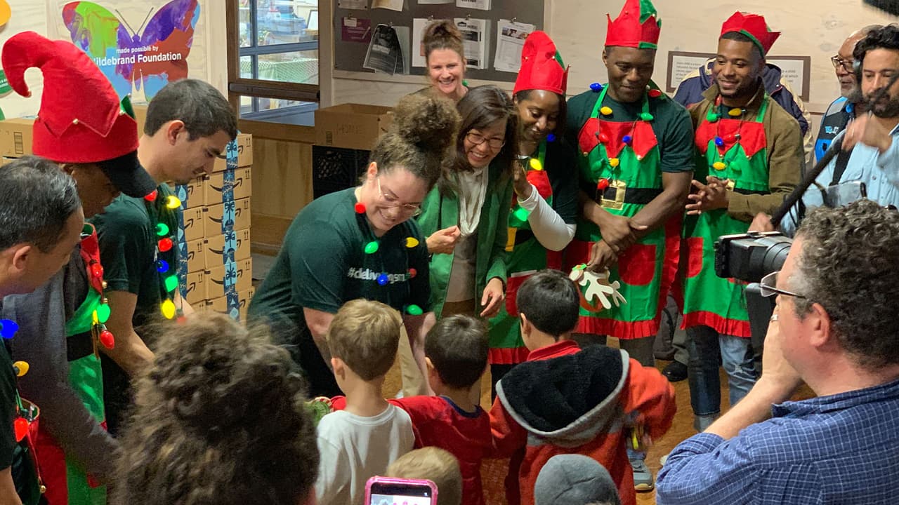 Dos mil “Cajas de sonrisas”, empaquetadas por Amazon en el área de Houston, fueron entregadas a familias necesitadas.