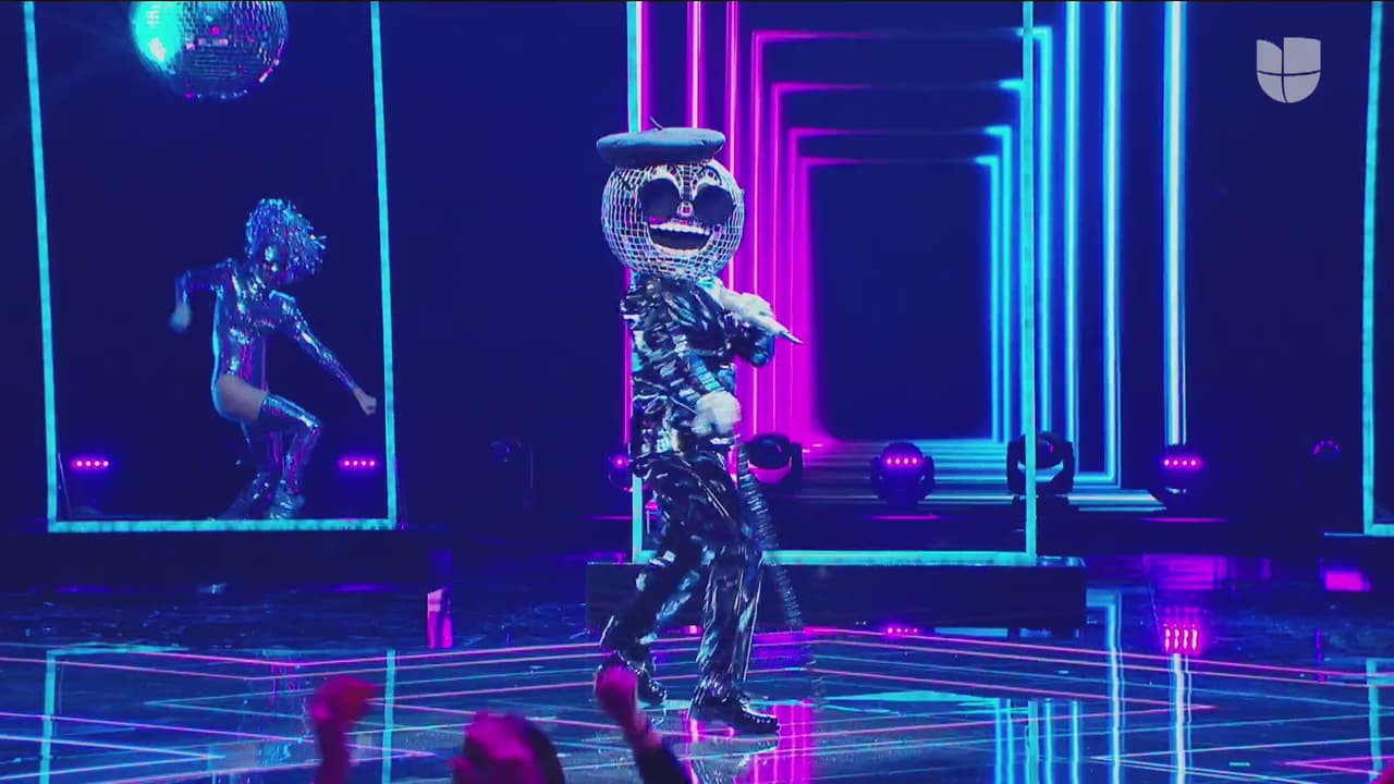 Para la segunda ronda de presentaciones, Disco Ball fue el primero en salir para deleitar a los presentes con su voz.