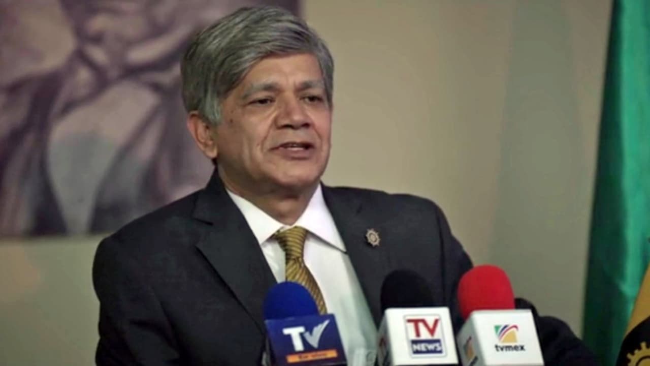 Labrador convocó a los medios para limpiar su imagen con las revelaciones de Almada y afirmar que la mafia del poder temía su llegada a la presidencia, pues sus privilegios se terminarían.