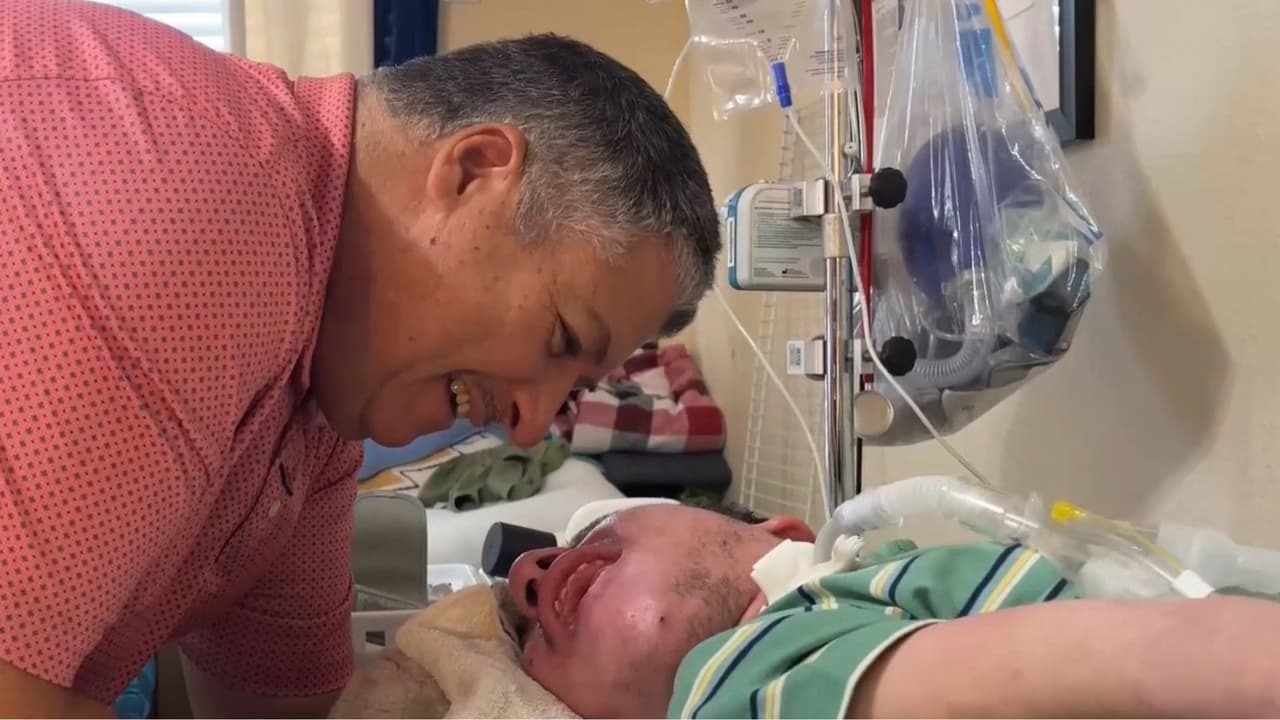 “Su sonrisa me echa hacia adelante”: Padre soltero renuncia a todo por cuidar a su hijo con discapacidad