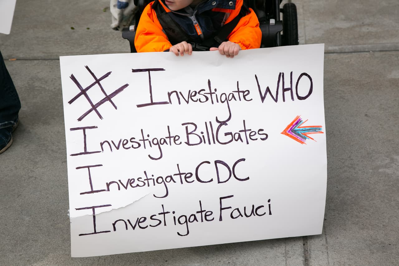 <b>“Investiguen a Bill Gates, investiguen a los CDC, investiguen a Fauci”,</b> un mensaje visto en una protesta contra las medidas de cuarentena en Nueva York. 22 de abril.