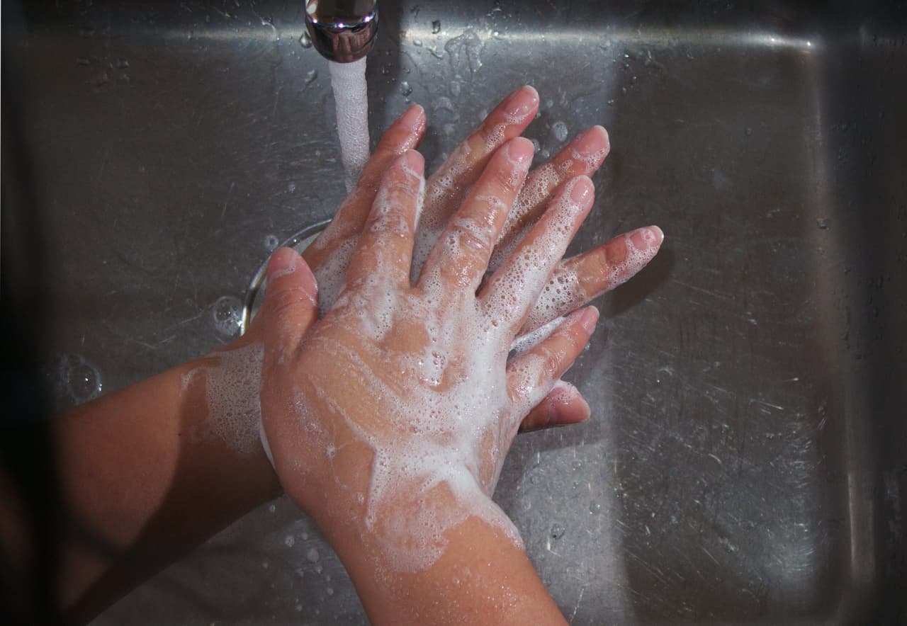 <b>Lavarse las manos con frecuencia</b>
<br>
<br>Esta práctica es sencilla y efectiva. También ayuda para prevenir otras enfermedades, como la gripe.