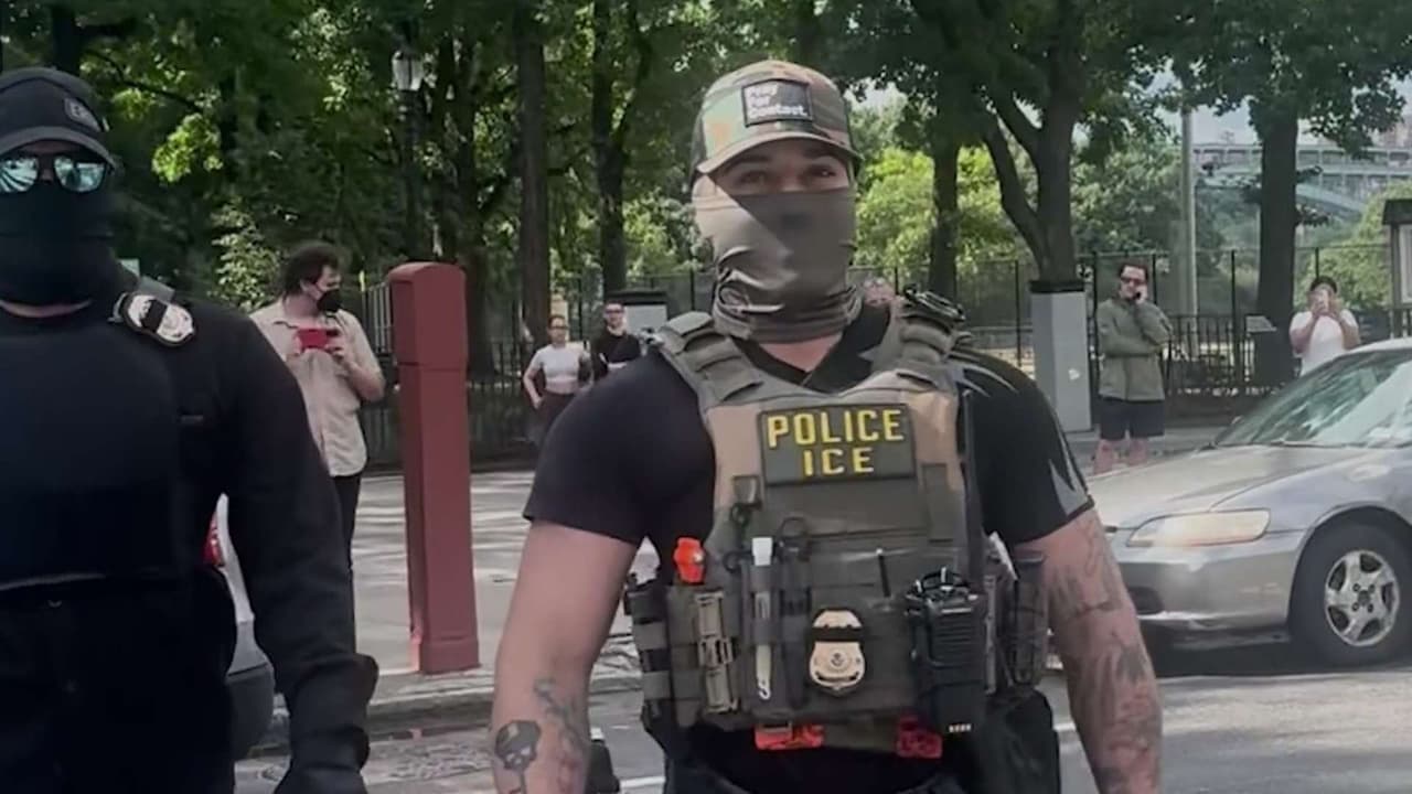 El momento en que agentes de ICE rocían gas pimienta a personas que exigían que se fueran de Inwood