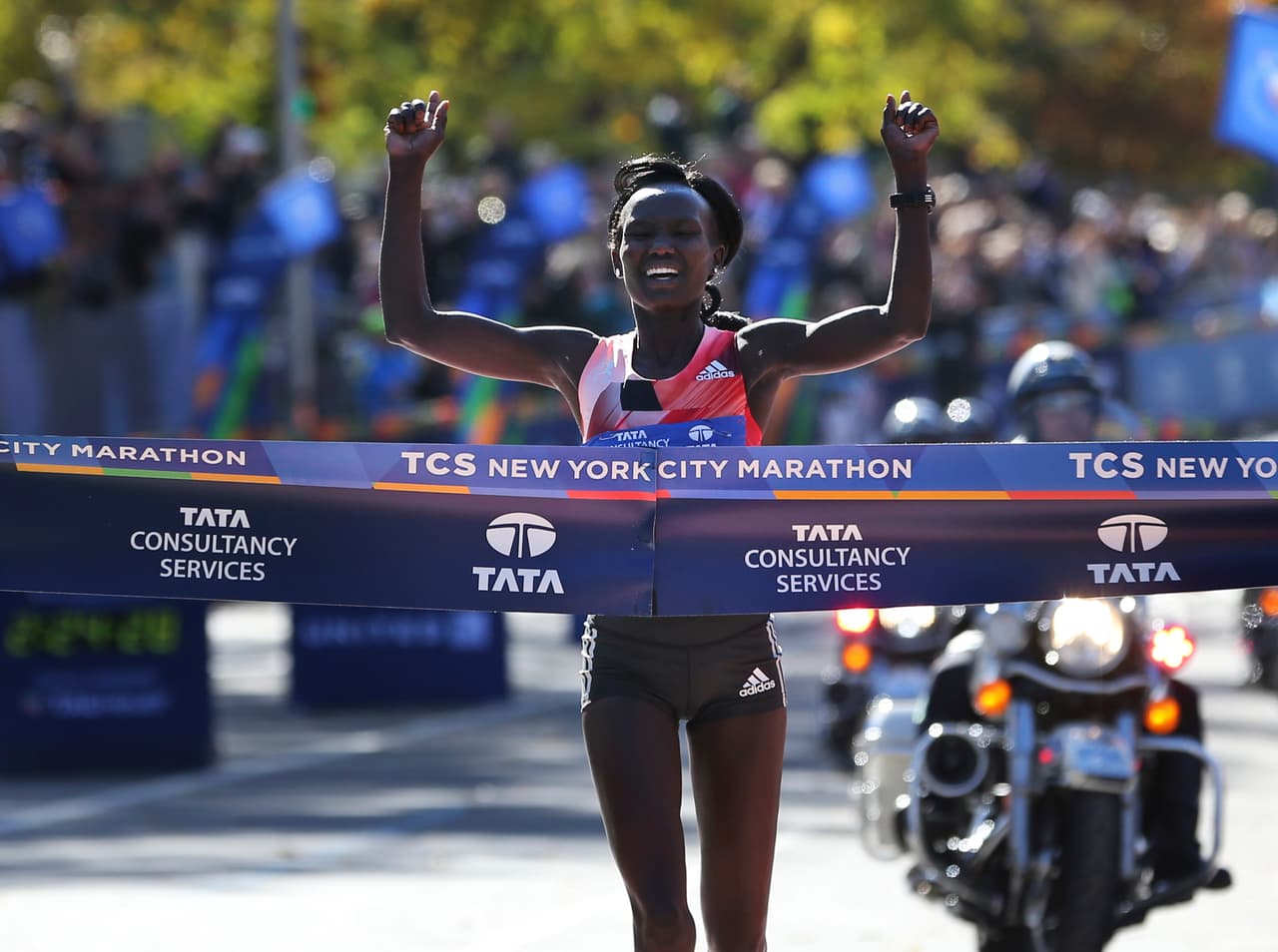 La keniana Mary Keitany se coronó por tercera vez consecutiva. El único precedente de una triple victoria consecutiva que acumuló hoy Keitany en Nueva York lo tiene la noruega Grete Waitz, que venció los cinco maratones de esta ciudad que se disputaron entre 1982 y 1986.