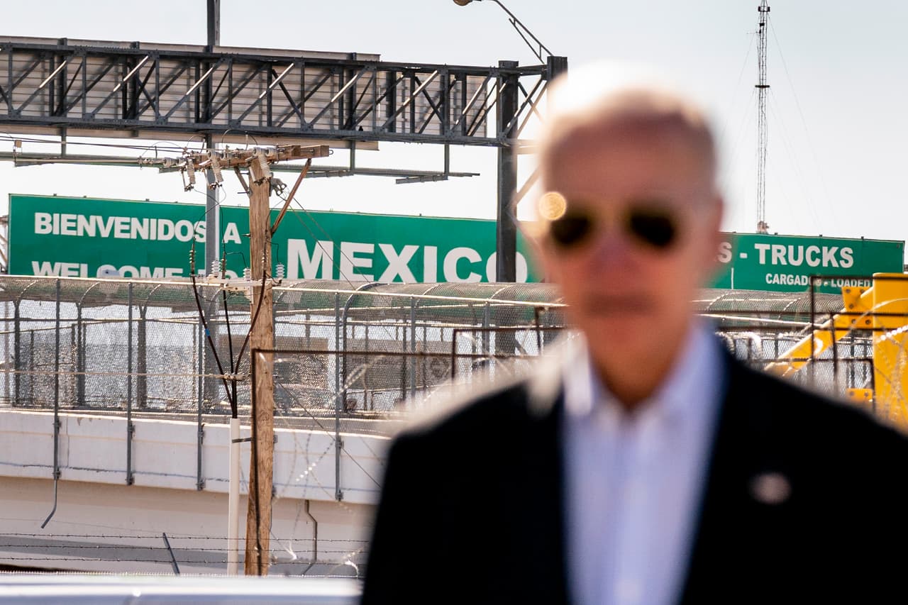 Un gran cartel de "Bienvenido a México" colgado sobre el Puente de las Américas es visible mientras el presidente Joe Biden habla con funcionarios de Aduanas y Protección Fronteriza de EE.UU. mientras recorre el puerto de entrada de El Paso, un concurrido puerto de entrada a lo largo de la frontera entre EE.UU. y México, en El Paso Texas, el domingo 8 de enero de 2023.