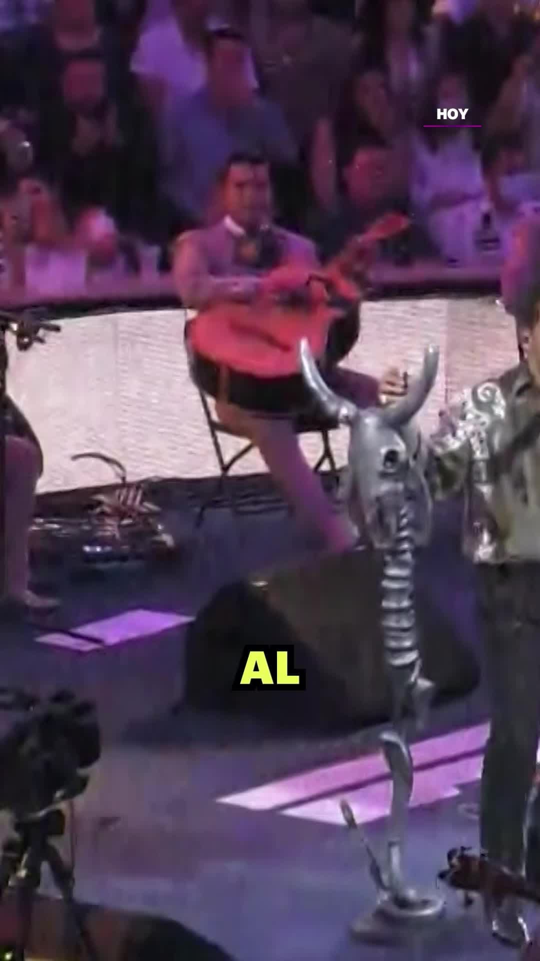 Christian Nodal muestra la habitación de Inti