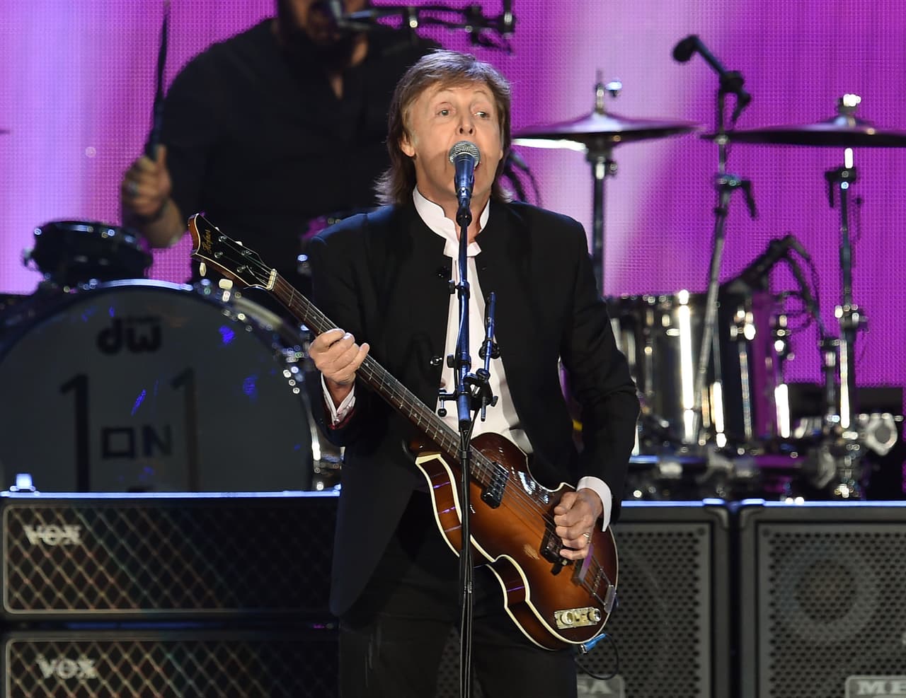 Y han sido varios los famosos que han dado cuenta de su buena genética y estado de salud al convertirse en padres pasados los 60 años de edad.