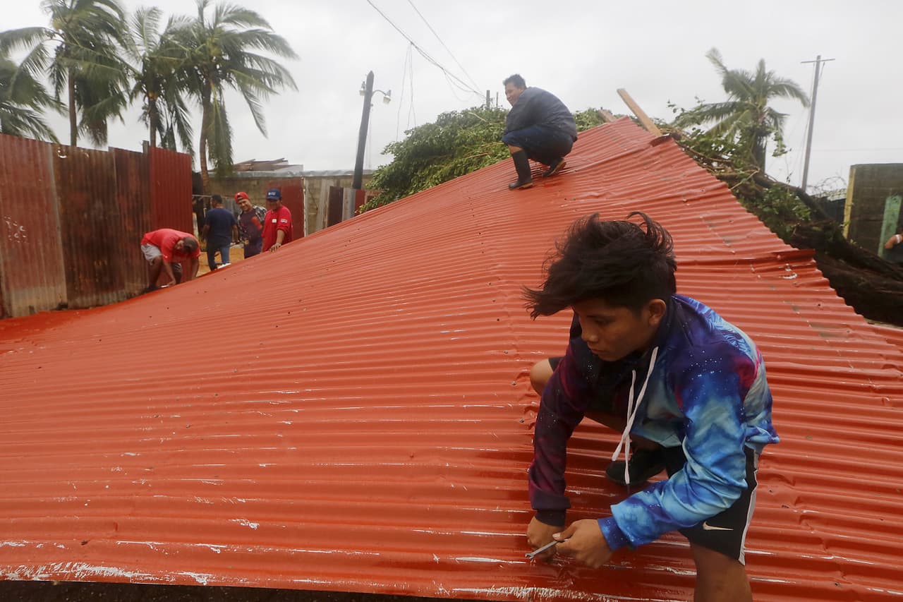 Residentes de Puerto Cabezas reparan los techos de sus casas después del paso de Eta, el 4 de noviembre. Eta mató a más de 150 personas y causó deslaves e inundaciones repentinas en partes de Centroamérica y México.